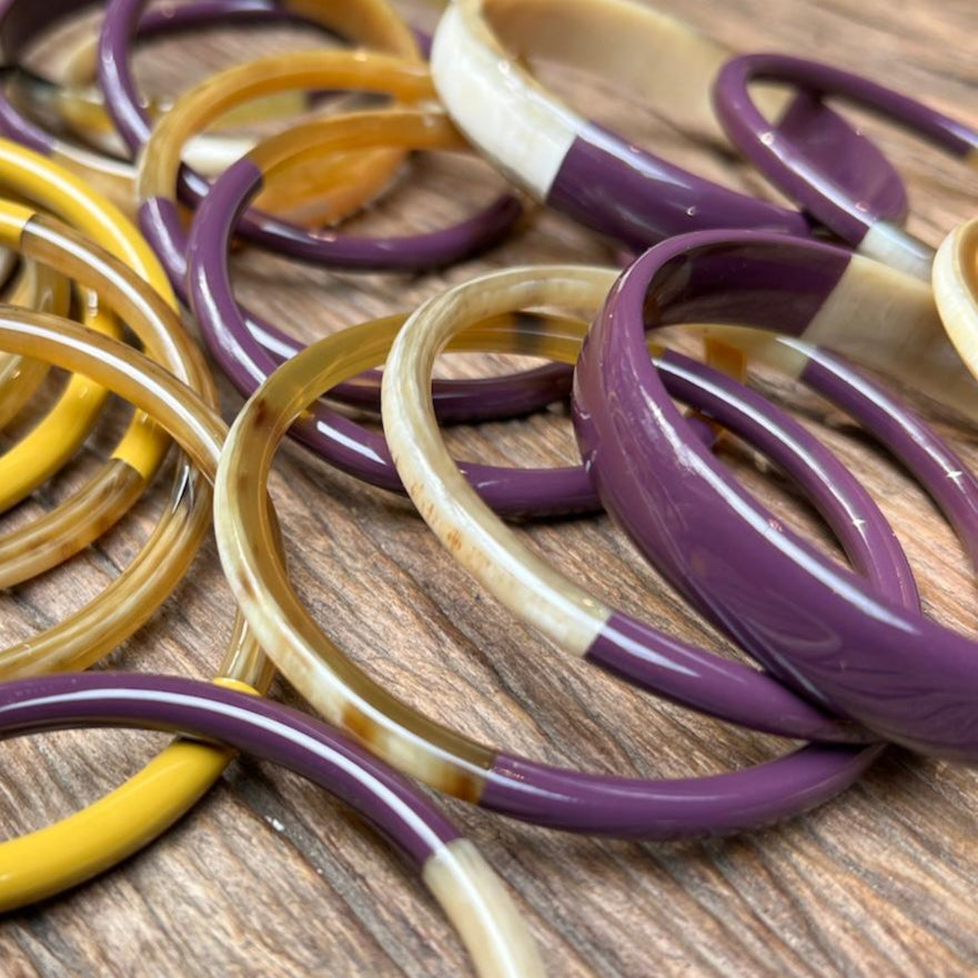 Ajoutez une touche d'élégance à votre collection de bijoux avec le sublime jonc laqué en corne naturelle "Chacha d'Amour". Ce bracelet unique, d'une délicate teinte PRUNE , allie artisanat traditionnel et modernité, offrant une pièce d'exception pour toutes les occasions. Fabriqué à partir de corne 100% naturelle, chaque jonc est soigneusement travaillé à la main, garantissant ainsi un design original et authentique. Que ce soit pour un look quotidien ou une occasion spéciale.