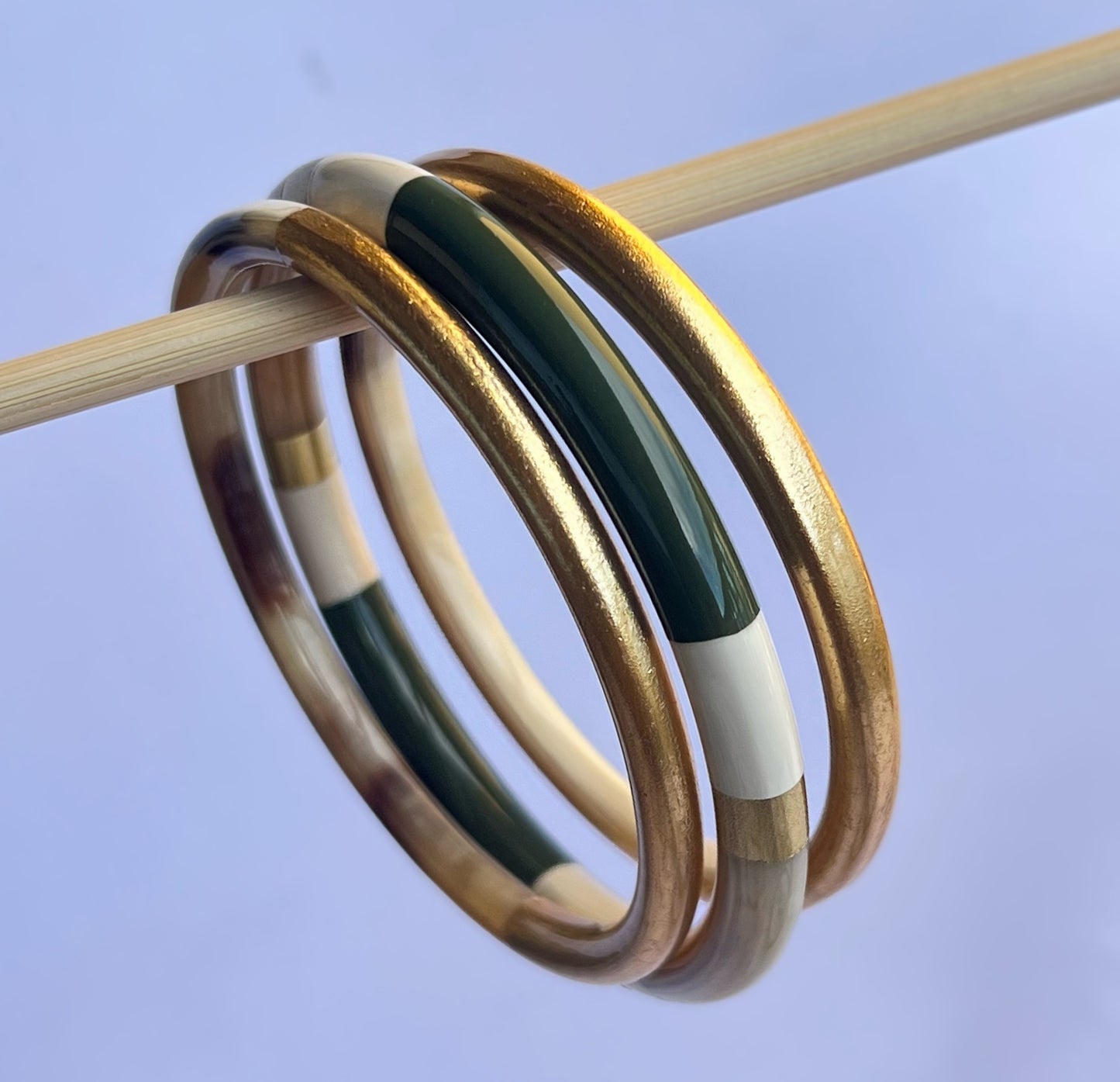 Ajoutez une touche d'élégance à votre collection de bijoux avec le sublime jonc laqué en corne naturelle "Chacha d'Amour". Ce bracelet unique, d'une délicate teinte MULTICOLORE, allie artisanat traditionnel et modernité, offrant une pièce d'exception pour toutes les occasions. Fabriqué à partir de corne 100% naturelle, chaque jonc est soigneusement travaillé à la main, garantissant ainsi un design original et authentique. Que ce soit pour un look quotidien ou une occasion spéciale, le jonc "Chacha d'Amour"