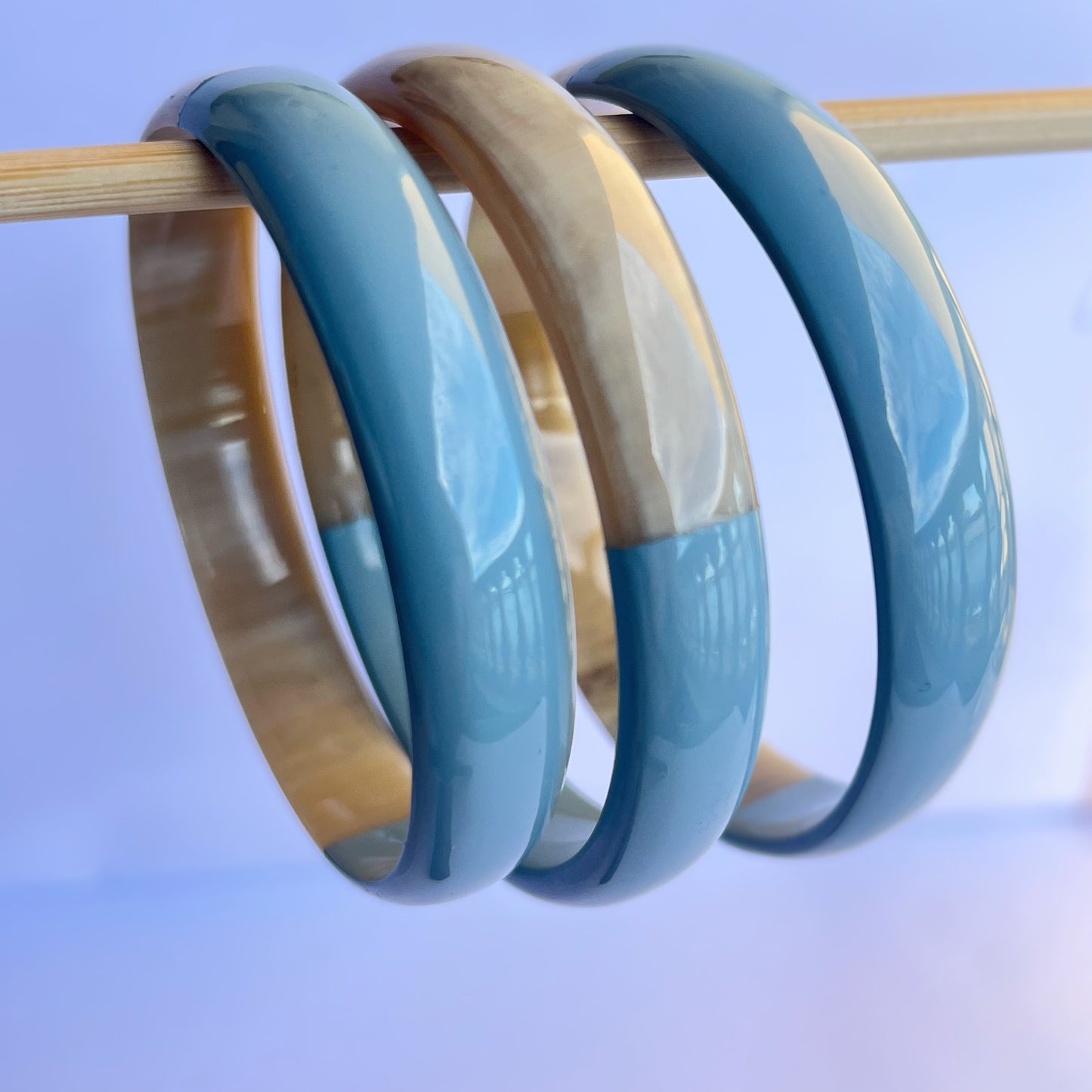 Ajoutez une touche d'élégance à votre collection de bijoux avec le sublime jonc laqué en corne naturelle "Chacha d'Amour". Ce bracelet unique, d'une délicate teinte BLEU CIEL, allie artisanat traditionnel et modernité, offrant une pièce d'exception pour toutes les occasions. Fabriqué à partir de corne 100% naturelle, chaque jonc est soigneusement travaillé à la main, garantissant ainsi un design original et authentique. Que ce soit pour un look quotidien ou une occasion spéciale, le jonc "Chacha d'Amour"