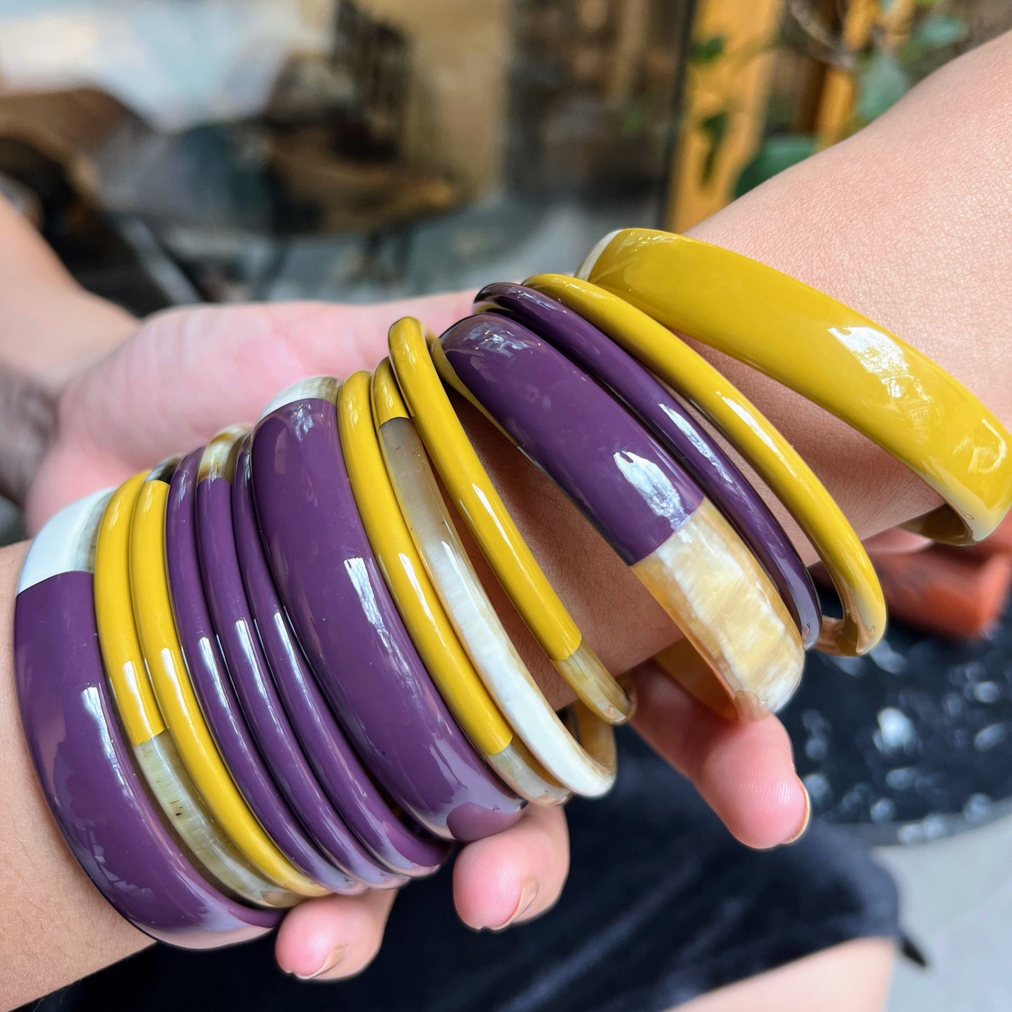 Ajoutez une touche d'élégance à votre collection de bijoux avec le sublime jonc laqué en corne naturelle "Chacha d'Amour". Ce bracelet unique, d'une délicate teinte brun moutarde , allie artisanat traditionnel et modernité, offrant une pièce d'exception pour toutes les occasions. Fabriqué à partir de corne 100% naturelle, chaque jonc est soigneusement travaillé à la main, garantissant ainsi un design original et authentique. Que ce soit pour un look quotidien ou une occasion spéciale.