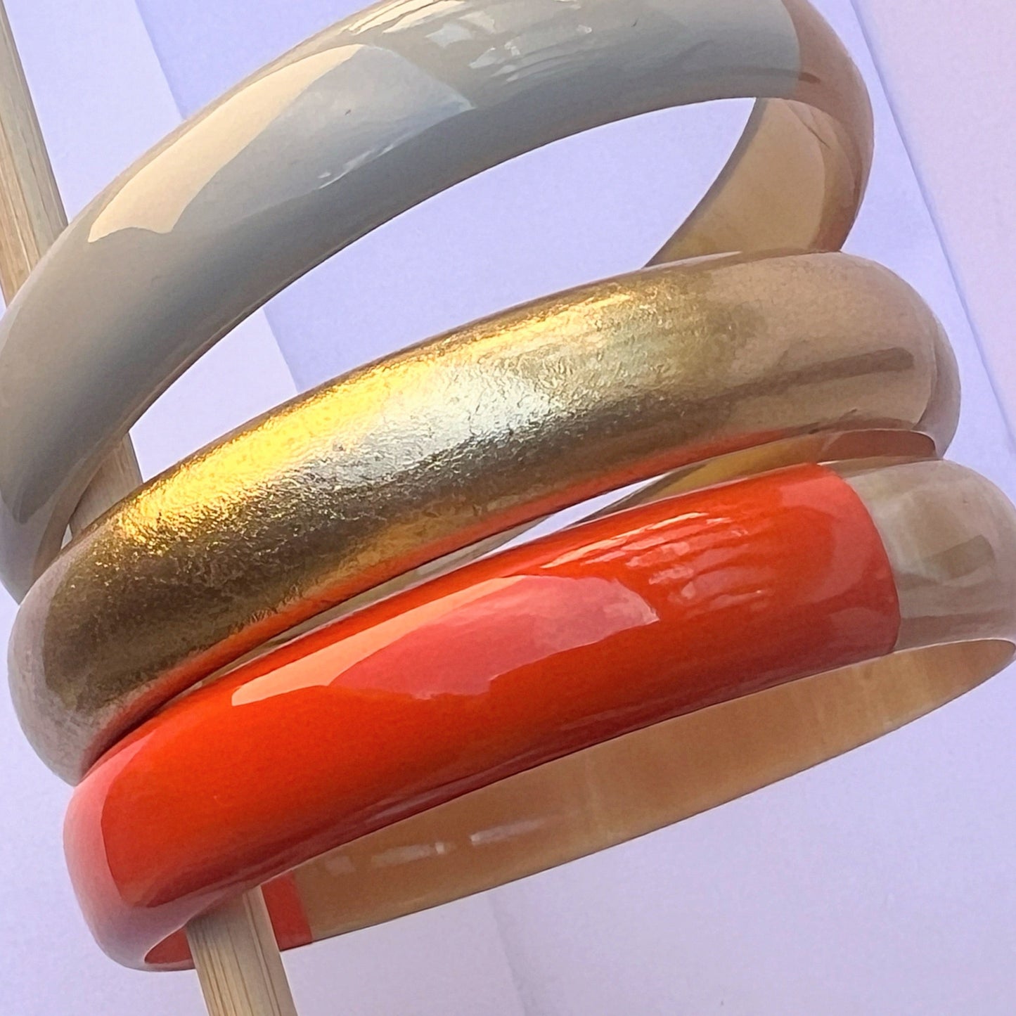 Ajoutez une touche d'élégance à votre collection de bijoux avec le sublime jonc laqué en corne naturelle "Chacha d'Amour". Ce bracelet unique, d'une délicate teinte Orange, allie artisanat traditionnel et modernité, offrant une pièce d'exception pour toutes les occasions. Fabriqué à partir de corne 100% naturelle, chaque jonc est soigneusement travaillé à la main, garantissant ainsi un design original et authentique. Que ce soit pour un look quotidien ou une occasion spéciale, le jonc "Chacha d'Amour"