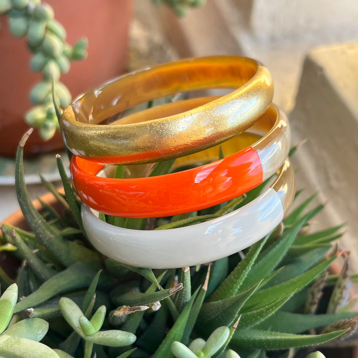 Ajoutez une touche d'élégance à votre collection de bijoux avec le sublime jonc laqué en corne naturelle "Chacha d'Amour". Ce bracelet unique, d'une délicate teinte Orange, allie artisanat traditionnel et modernité, offrant une pièce d'exception pour toutes les occasions. Fabriqué à partir de corne 100% naturelle, chaque jonc est soigneusement travaillé à la main, garantissant ainsi un design original et authentique. Que ce soit pour un look quotidien ou une occasion spéciale, le jonc "Chacha d'Amour"