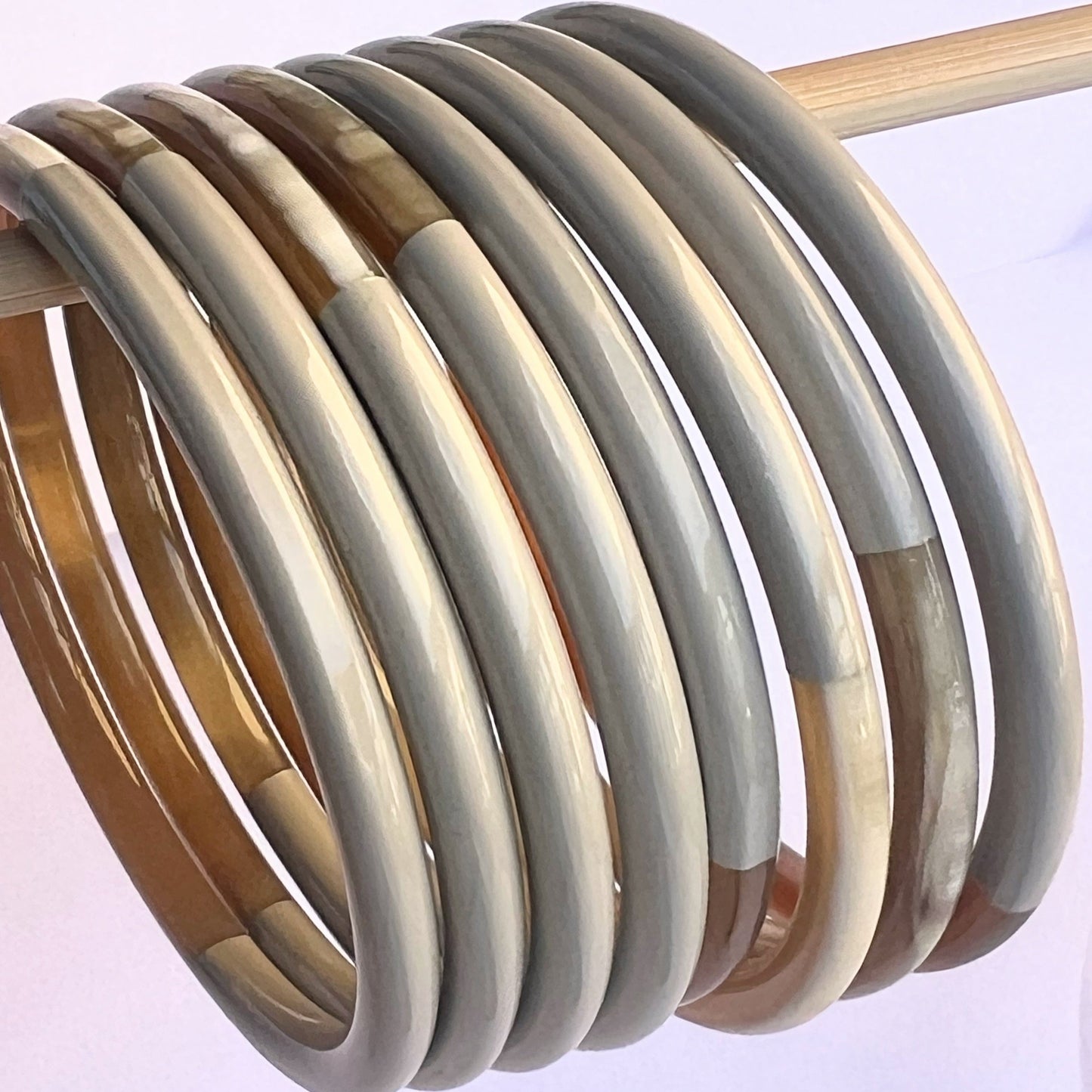 Découvrez le jonc laqué en corne naturelle "Chacha d'Amour", une pièce unique qui allie artisanat et mode. Ce bracelet, avec sa magnifique teinte gris, est fabriqué à partir de corne 100 % naturelle, ce qui lui confère à la fois légèreté et durabilité. Chaque jonc est soigneusement confectionné à la main, garantissant que vous portez un bijou authentique et original.