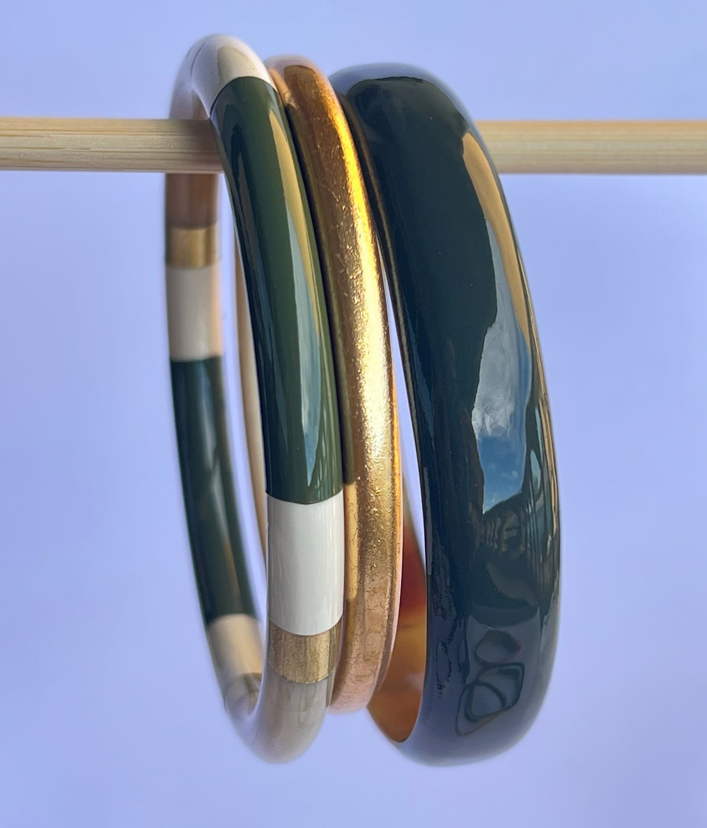 Ajoutez une touche d'élégance à votre collection de bijoux avec le sublime jonc laqué en corne naturelle "Chacha d'Amour". Ce bracelet unique, d'une délicate teinte MULTICOLORE, allie artisanat traditionnel et modernité, offrant une pièce d'exception pour toutes les occasions. Fabriqué à partir de corne 100% naturelle, chaque jonc est soigneusement travaillé à la main, garantissant ainsi un design original et authentique. Que ce soit pour un look quotidien ou une occasion spéciale, le jonc "Chacha d'Amour"
