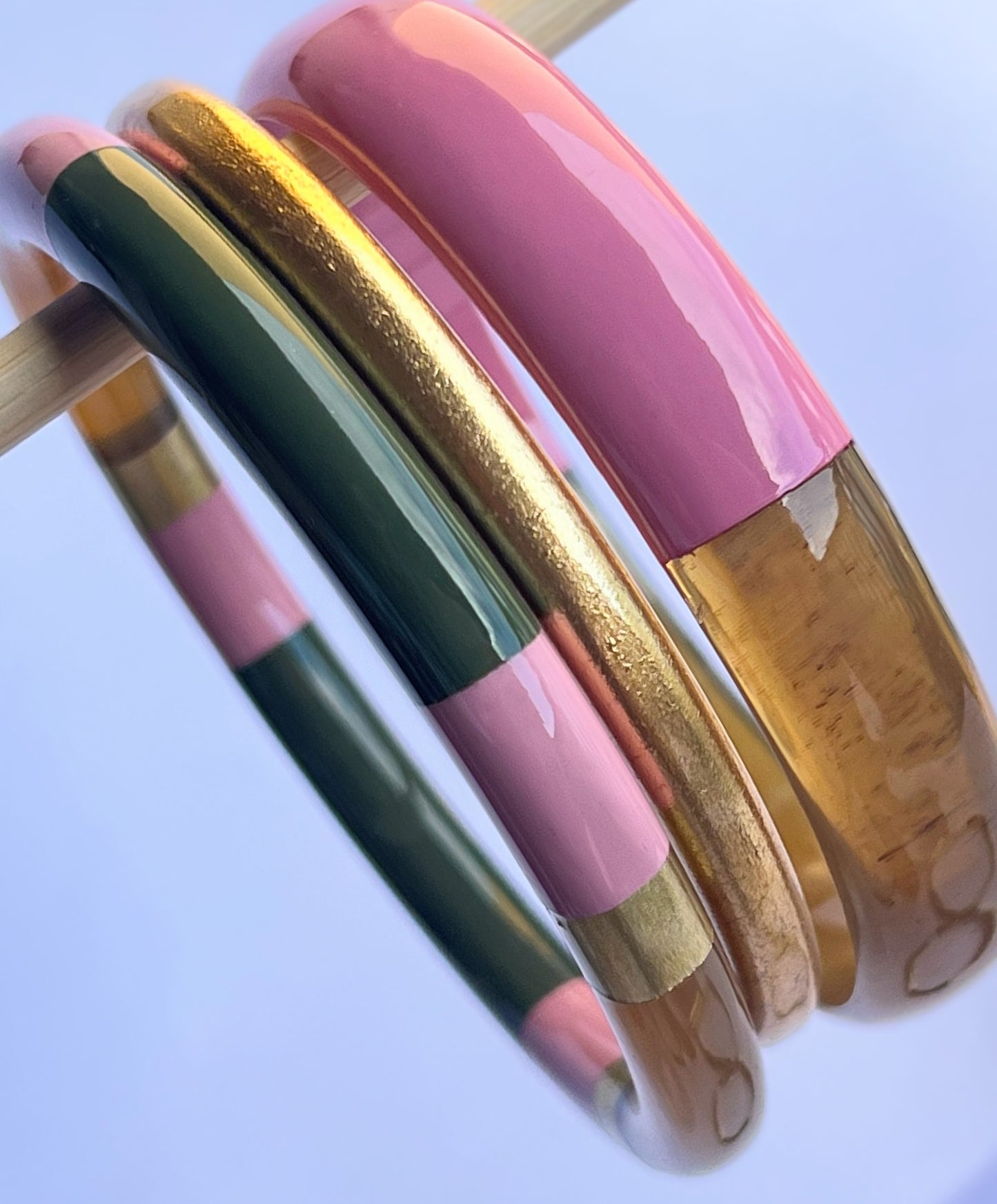 Ajoutez une touche d'élégance à votre collection de bijoux avec le sublime jonc laqué en corne naturelle "Chacha d'Amour". Ce bracelet unique, d'une délicate teinte MULTICOLORE, allie artisanat traditionnel et modernité, offrant une pièce d'exception pour toutes les occasions. Fabriqué à partir de corne 100% naturelle, chaque jonc est soigneusement travaillé à la main, garantissant ainsi un design original et authentique. Que ce soit pour un look quotidien ou une occasion spéciale, le jonc "Chacha d'Amour"