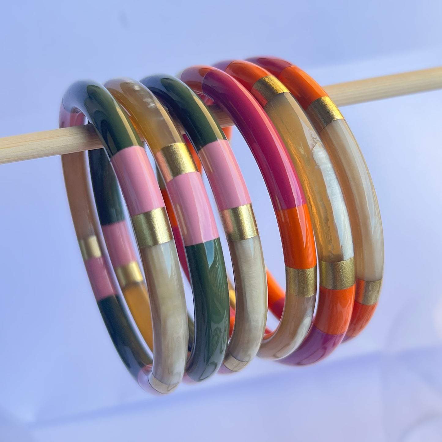 Ajoutez une touche d'élégance à votre collection de bijoux avec le sublime jonc laqué en corne naturelle "Chacha d'Amour". Ce bracelet unique, d'une délicate teinte MULTICOLORE, allie artisanat traditionnel et modernité, offrant une pièce d'exception pour toutes les occasions. Fabriqué à partir de corne 100% naturelle, chaque jonc est soigneusement travaillé à la main, garantissant ainsi un design original et authentique. Que ce soit pour un look quotidien ou une occasion spéciale, le jonc "Chacha d'Amour"