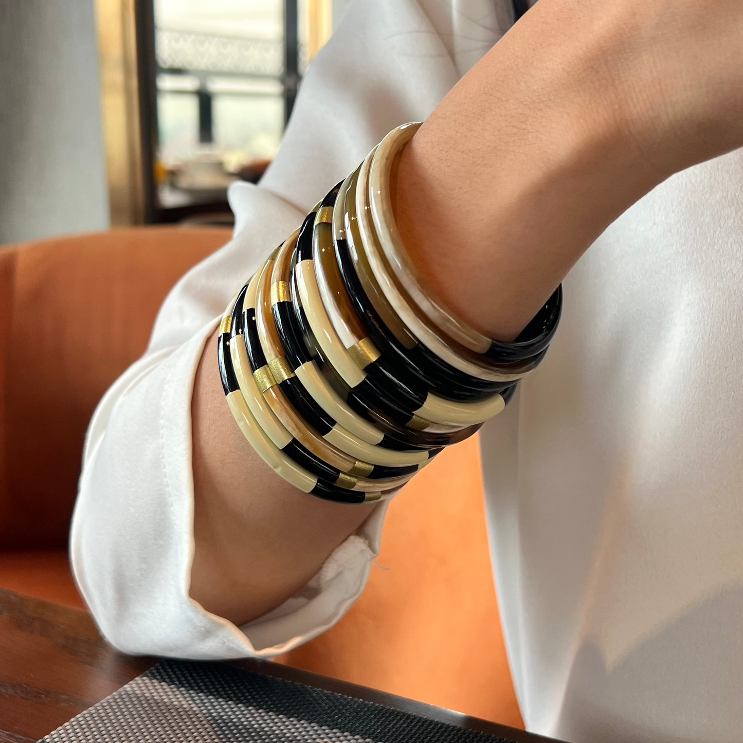 Ajoutez une touche d'élégance à votre collection de bijoux avec le sublime jonc laqué en corne naturelle "Chacha d'Amour". Ce bracelet unique, d'une délicate teinte MULTICOLORE, allie artisanat traditionnel et modernité, offrant une pièce d'exception pour toutes les occasions. Fabriqué à partir de corne 100% naturelle, chaque jonc est soigneusement travaillé à la main, garantissant ainsi un design original et authentique. Que ce soit pour un look quotidien ou une occasion spéciale, le jonc "Chacha d'Amour"