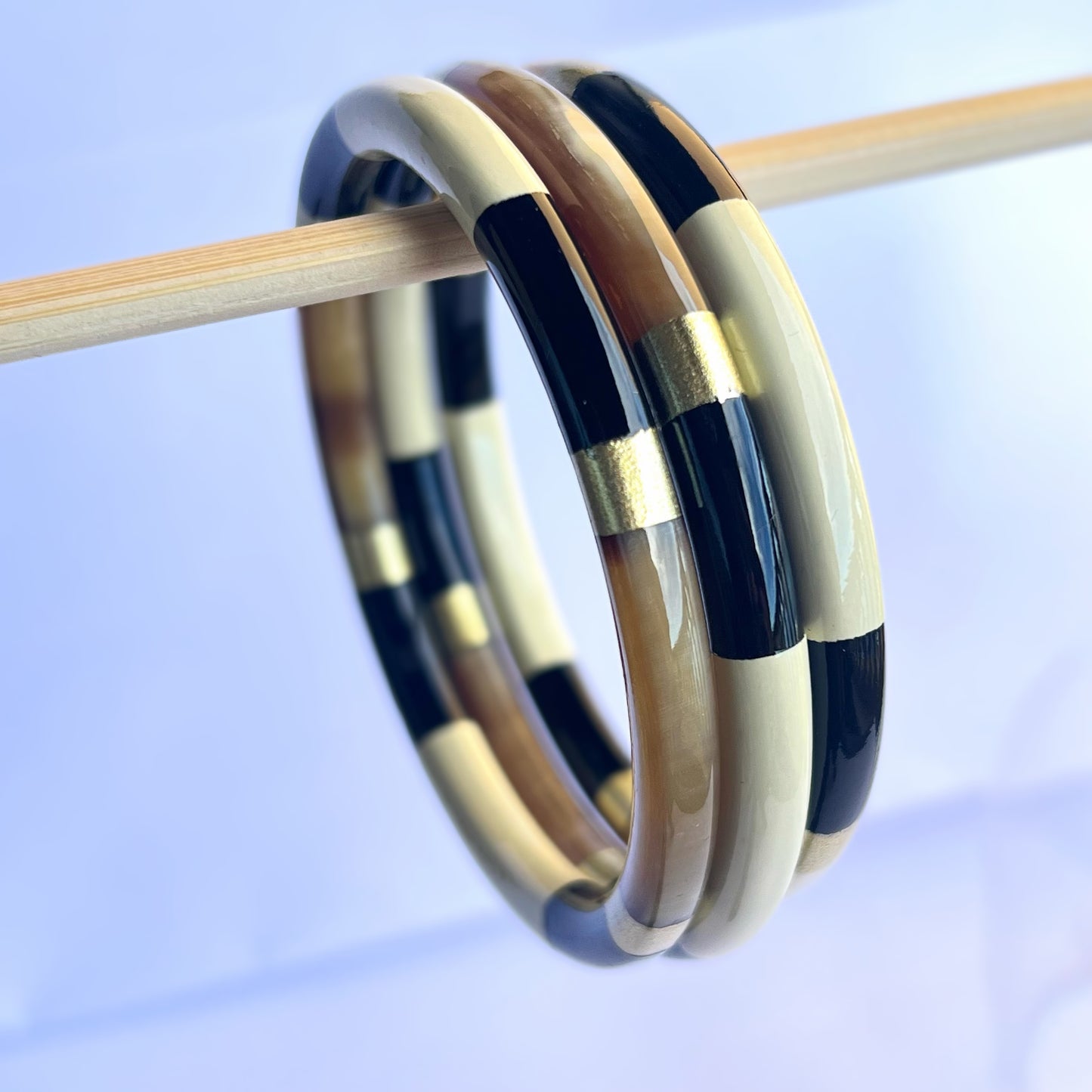 Ajoutez une touche d'élégance à votre collection de bijoux avec le sublime jonc laqué en corne naturelle "Chacha d'Amour". Ce bracelet unique, d'une délicate teinte MULTICOLORE, allie artisanat traditionnel et modernité, offrant une pièce d'exception pour toutes les occasions. Fabriqué à partir de corne 100% naturelle, chaque jonc est soigneusement travaillé à la main, garantissant ainsi un design original et authentique. Que ce soit pour un look quotidien ou une occasion spéciale, le jonc "Chacha d'Amour"