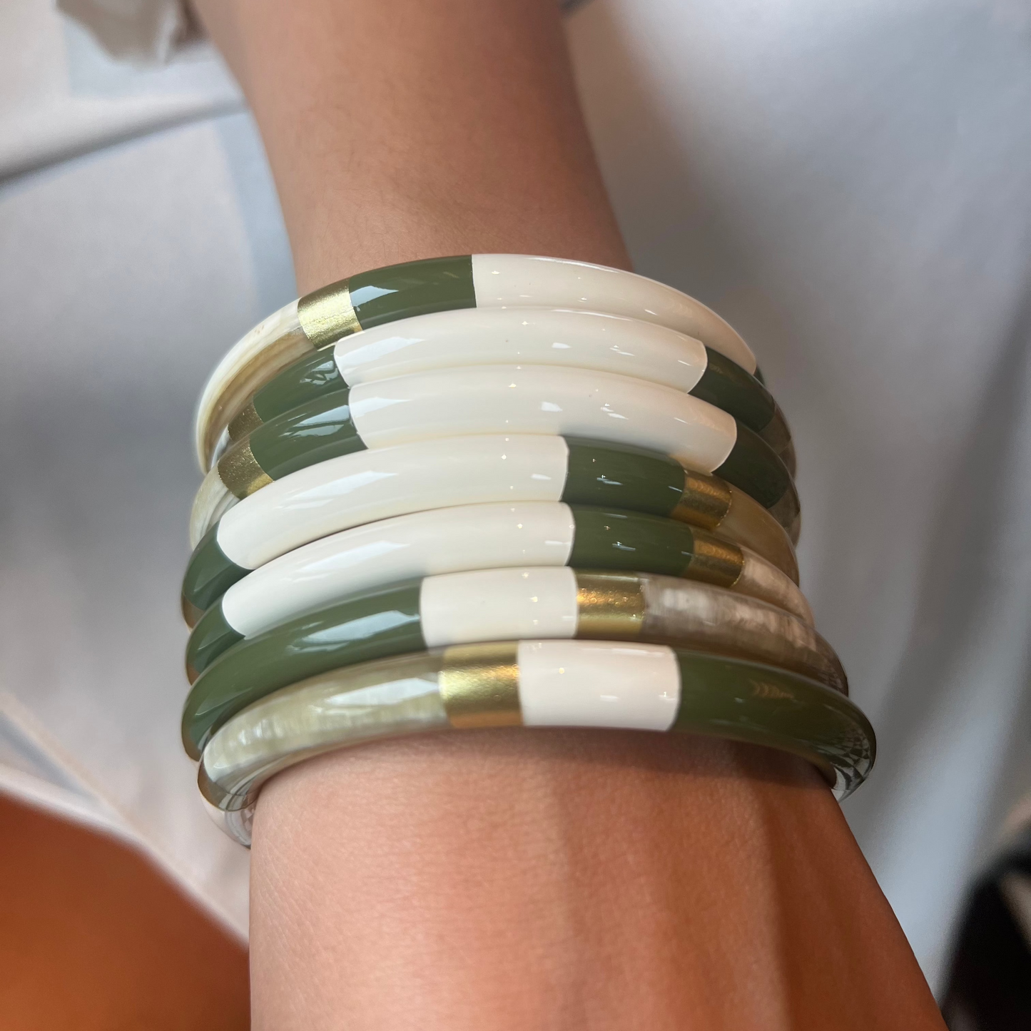 Ajoutez une touche d'élégance à votre collection de bijoux avec le sublime jonc laqué en corne naturelle "Chacha d'Amour". Ce bracelet unique, d'une délicate teinte MULTICOLORE, allie artisanat traditionnel et modernité, offrant une pièce d'exception pour toutes les occasions. Fabriqué à partir de corne 100% naturelle, chaque jonc est soigneusement travaillé à la main, garantissant ainsi un design original et authentique. Que ce soit pour un look quotidien ou une occasion spéciale, le jonc "Chacha d'Amour"