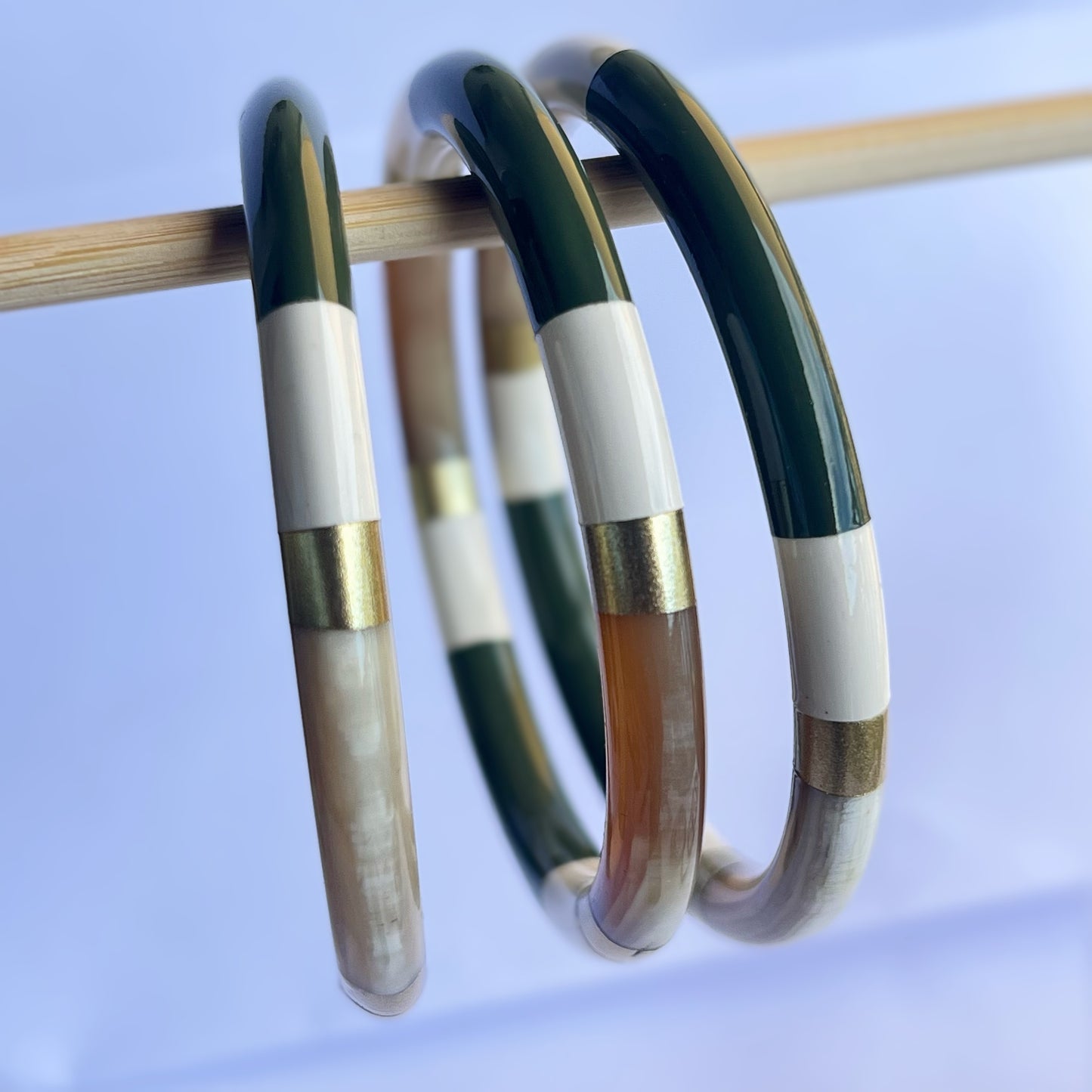 Ajoutez une touche d'élégance à votre collection de bijoux avec le sublime jonc laqué en corne naturelle "Chacha d'Amour". Ce bracelet unique, d'une délicate teinte MULTICOLORE, allie artisanat traditionnel et modernité, offrant une pièce d'exception pour toutes les occasions. Fabriqué à partir de corne 100% naturelle, chaque jonc est soigneusement travaillé à la main, garantissant ainsi un design original et authentique. Que ce soit pour un look quotidien ou une occasion spéciale, le jonc "Chacha d'Amour"