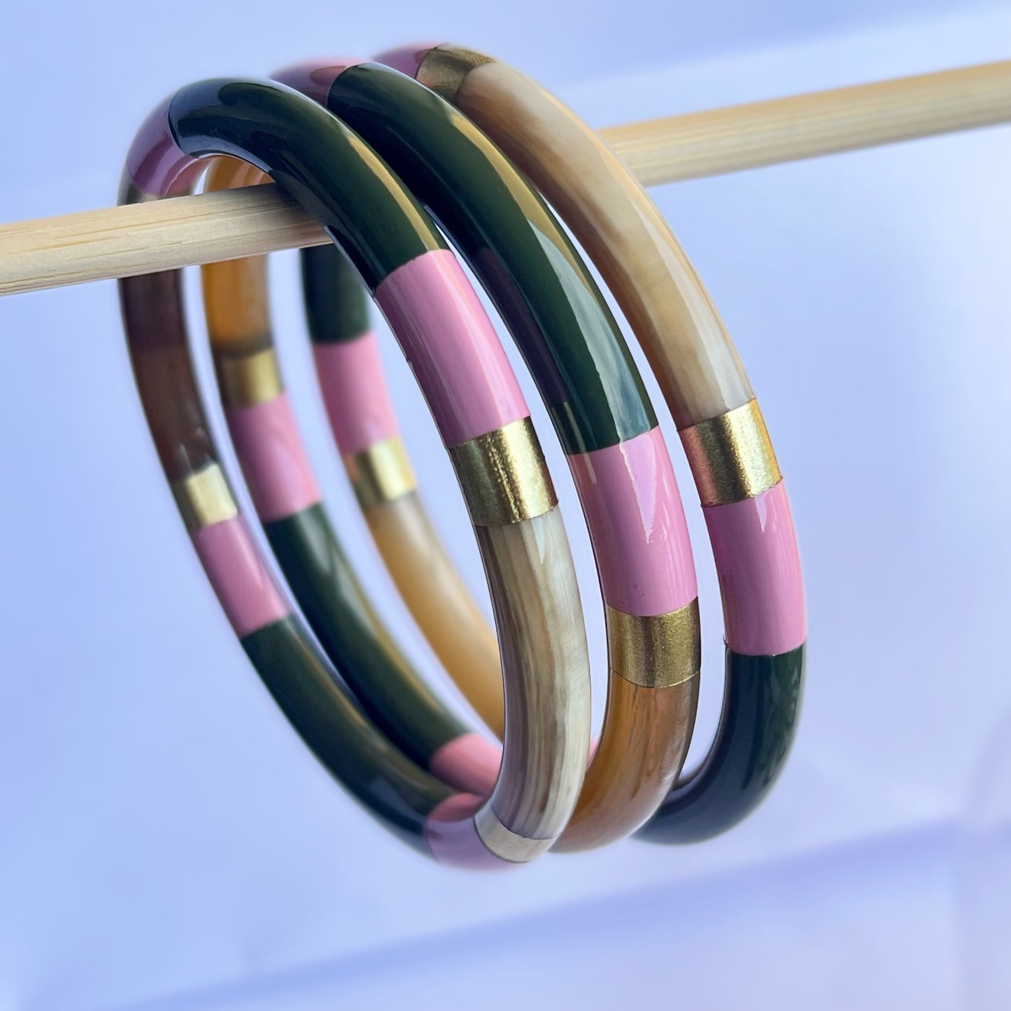 Ajoutez une touche d'élégance à votre collection de bijoux avec le sublime jonc laqué en corne naturelle "Chacha d'Amour". Ce bracelet unique, d'une délicate teinte MULTICOLORE, allie artisanat traditionnel et modernité, offrant une pièce d'exception pour toutes les occasions. Fabriqué à partir de corne 100% naturelle, chaque jonc est soigneusement travaillé à la main, garantissant ainsi un design original et authentique. Que ce soit pour un look quotidien ou une occasion spéciale, le jonc "Chacha d'Amour"