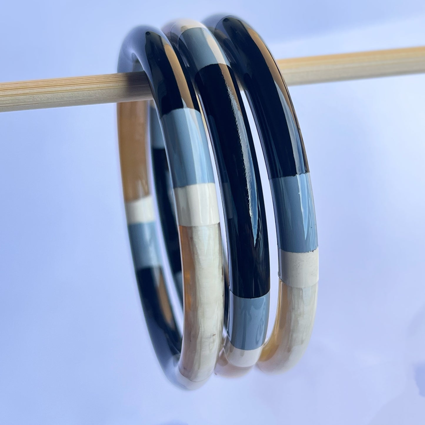 Ajoutez une touche d'élégance à votre collection de bijoux avec le sublime jonc laqué en corne naturelle "Chacha d'Amour". Ce bracelet unique, d'une délicate teinte MULTICOLORE, allie artisanat traditionnel et modernité, offrant une pièce d'exception pour toutes les occasions. Fabriqué à partir de corne 100% naturelle, chaque jonc est soigneusement travaillé à la main, garantissant ainsi un design original et authentique. Que ce soit pour un look quotidien ou une occasion spéciale, le jonc "Chacha d'Amour"