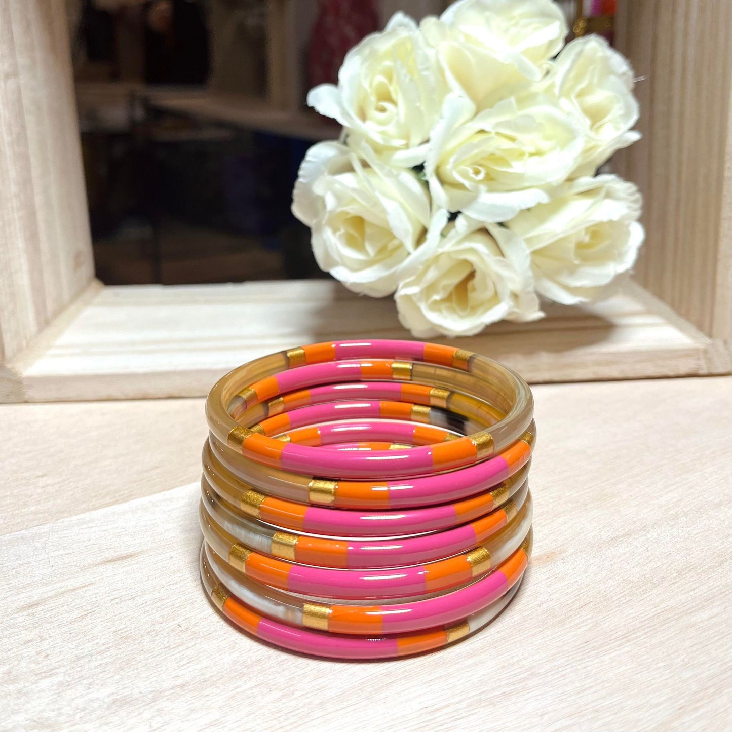 Ajoutez une touche d'élégance à votre collection de bijoux avec le sublime jonc laqué en corne naturelle "Chacha d'Amour". Ce bracelet unique, d'une délicate teinte MULTICOLORE, allie artisanat traditionnel et modernité, offrant une pièce d'exception pour toutes les occasions. Fabriqué à partir de corne 100% naturelle, chaque jonc est soigneusement travaillé à la main, garantissant ainsi un design original et authentique. Que ce soit pour un look quotidien ou une occasion spéciale, le jonc "Chacha d'Amour"