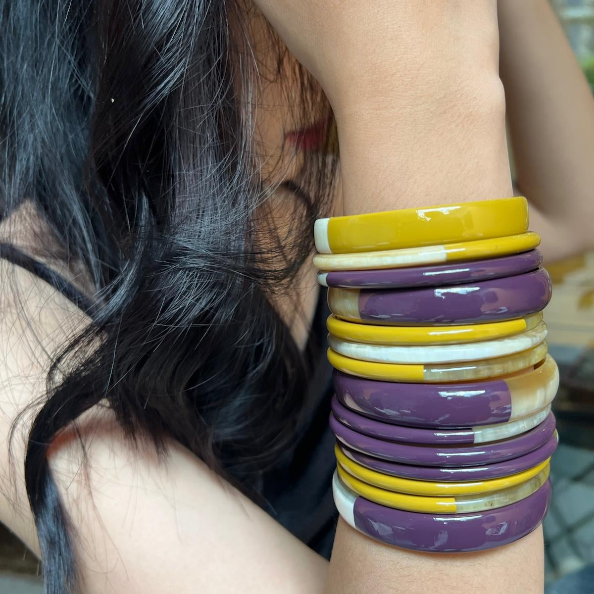 Ajoutez une touche d'élégance à votre collection de bijoux avec le sublime jonc laqué en corne naturelle "Chacha d'Amour". Ce bracelet unique, d'une délicate teinte PRUNE , allie artisanat traditionnel et modernité, offrant une pièce d'exception pour toutes les occasions. Fabriqué à partir de corne 100% naturelle, chaque jonc est soigneusement travaillé à la main, garantissant ainsi un design original et authentique. Que ce soit pour un look quotidien ou une occasion spéciale.