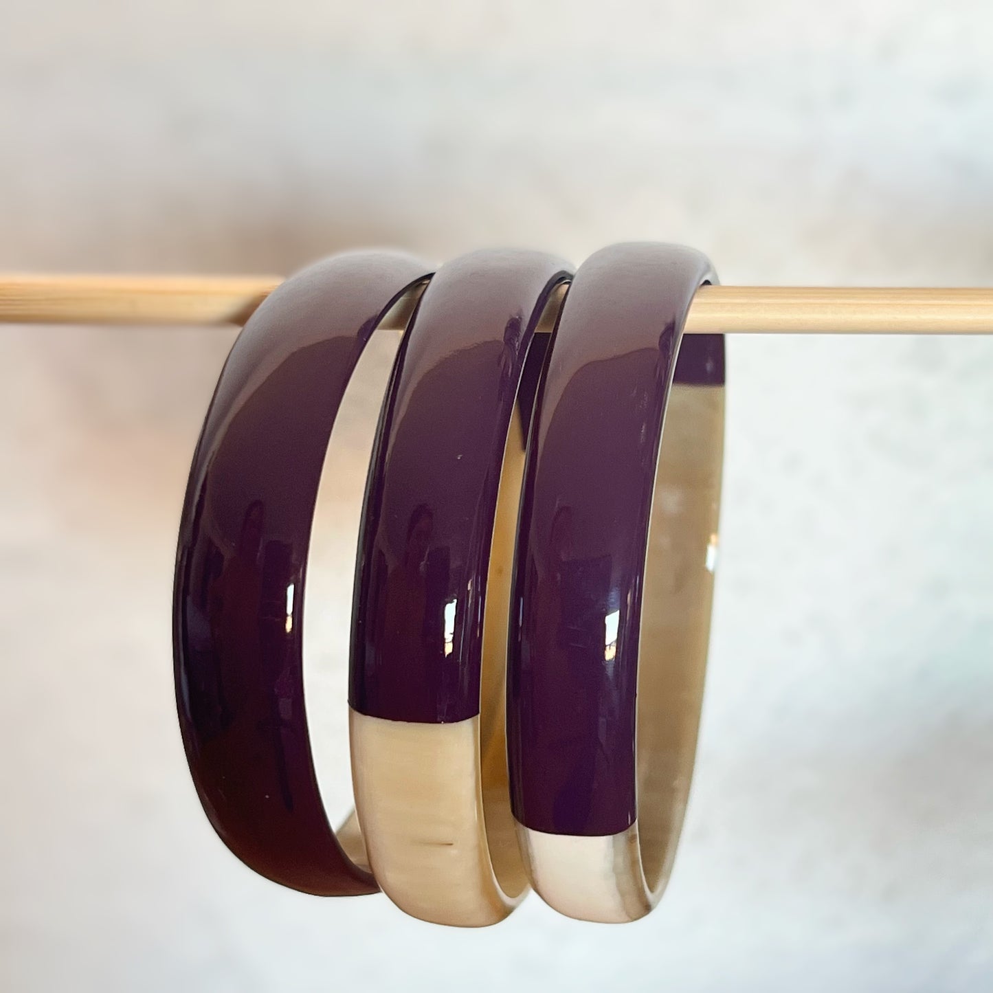 Ajoutez une touche d'élégance à votre collection de bijoux avec le sublime jonc laqué en corne naturelle "Chacha d'Amour". Ce bracelet unique, d'une délicate teinte PRUNE , allie artisanat traditionnel et modernité, offrant une pièce d'exception pour toutes les occasions. Fabriqué à partir de corne 100% naturelle, chaque jonc est soigneusement travaillé à la main, garantissant ainsi un design original et authentique. Que ce soit pour un look quotidien ou une occasion spéciale.