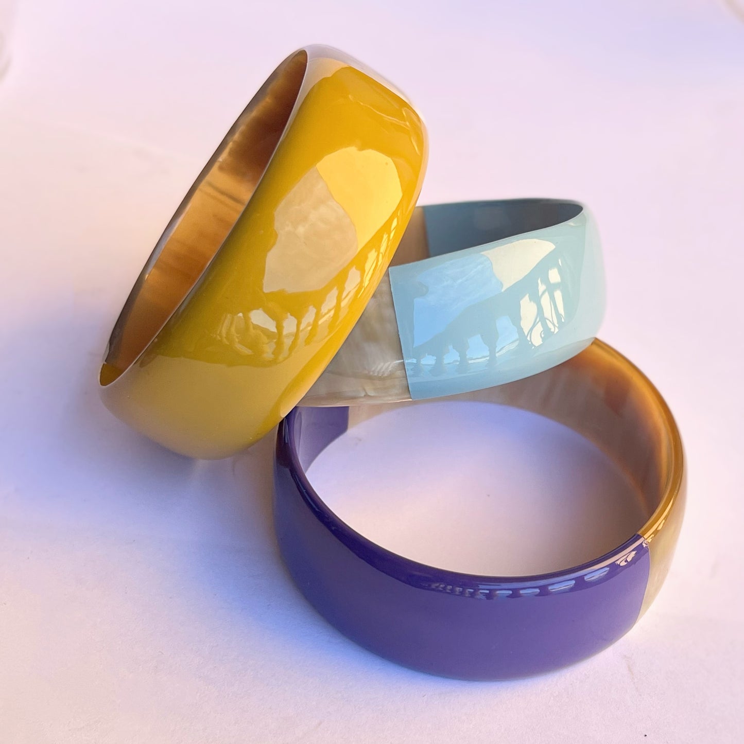Ajoutez une touche d'élégance à votre collection de bijoux avec le sublime jonc laqué en corne naturelle "Chacha d'Amour". Ce bracelet unique, d'une délicate teinte BLEU CIEL, allie artisanat traditionnel et modernité, offrant une pièce d'exception pour toutes les occasions. Fabriqué à partir de corne 100% naturelle, chaque jonc est soigneusement travaillé à la main, garantissant ainsi un design original et authentique. Que ce soit pour un look quotidien ou une occasion spéciale, le jonc "Chacha d'Amour"