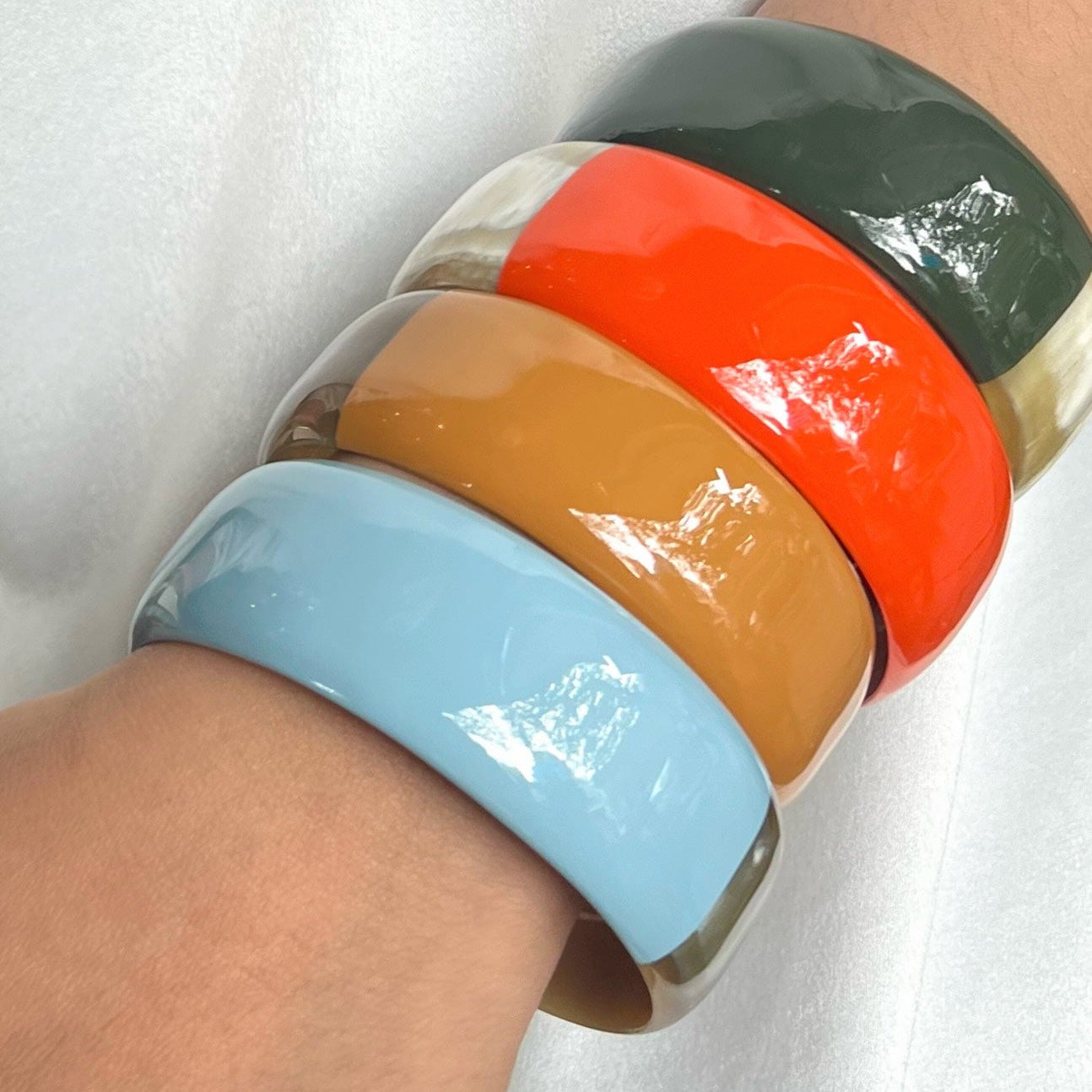 Ajoutez une touche d'élégance à votre collection de bijoux avec le sublime jonc laqué en corne naturelle "Chacha d'Amour". Ce bracelet unique, d'une délicate teinte BLEU CIEL, allie artisanat traditionnel et modernité, offrant une pièce d'exception pour toutes les occasions. Fabriqué à partir de corne 100% naturelle, chaque jonc est soigneusement travaillé à la main, garantissant ainsi un design original et authentique. Que ce soit pour un look quotidien ou une occasion spéciale, le jonc "Chacha d'Amour"