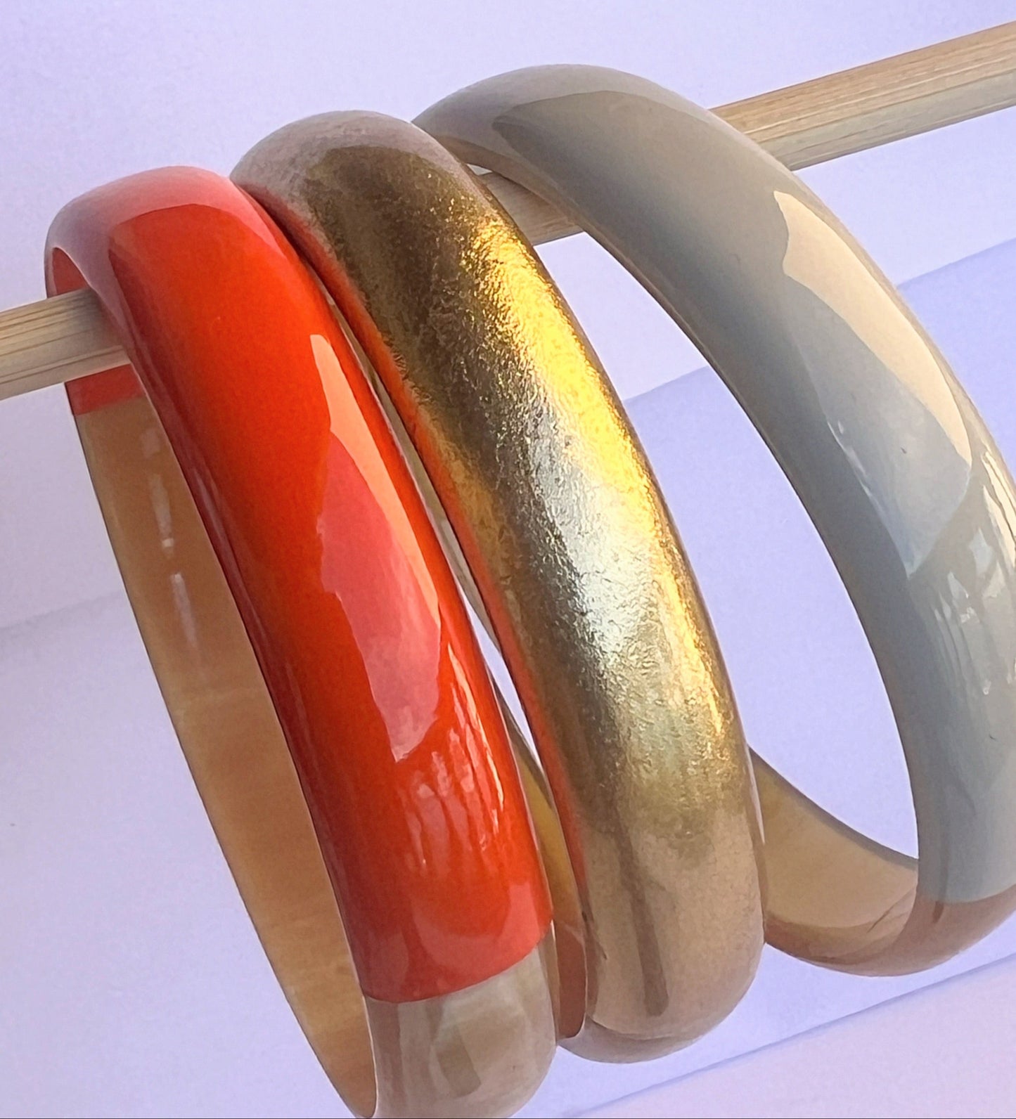 Découvrez le jonc laqué en corne naturelle "Chacha d'Amour", une pièce unique qui allie artisanat et mode. Ce bracelet, avec sa magnifique teinte gris, est fabriqué à partir de corne 100 % naturelle, ce qui lui confère à la fois légèreté et durabilité. Chaque jonc est soigneusement confectionné à la main, garantissant que vous portez un bijou authentique et original.