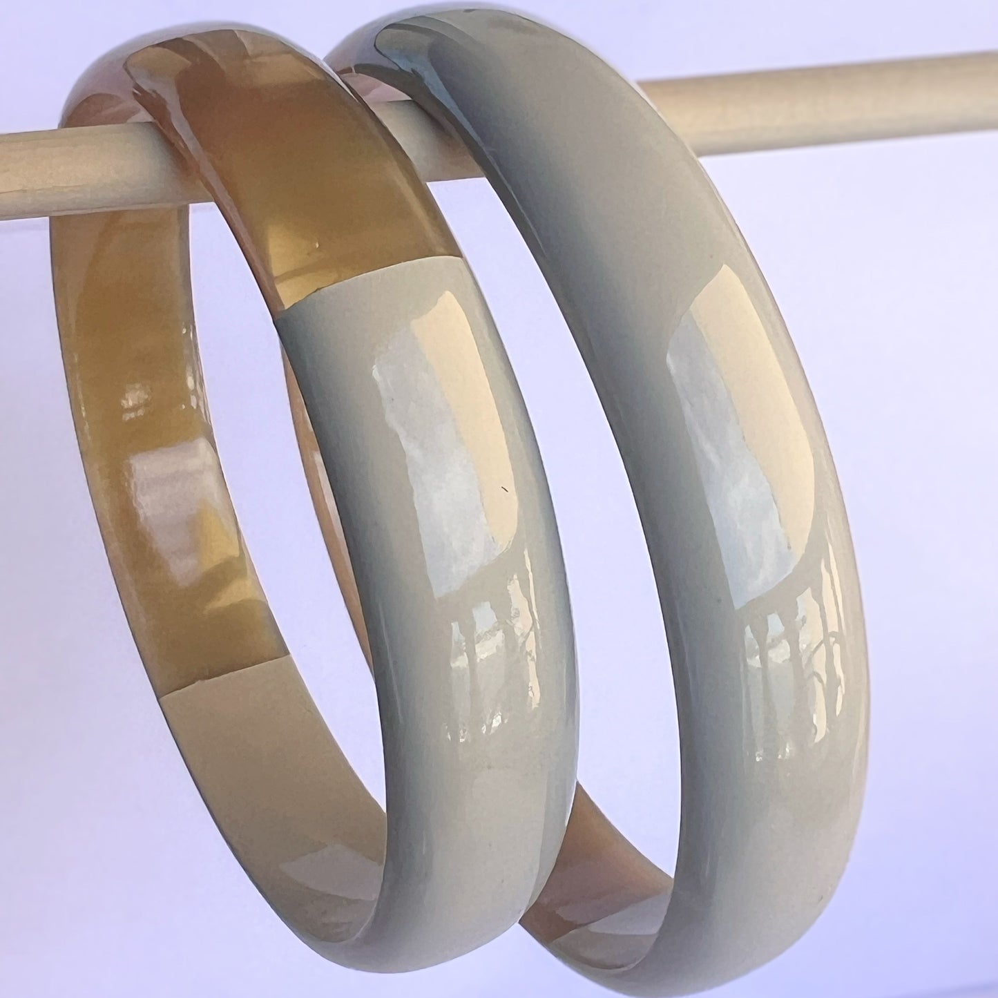 Découvrez le jonc laqué en corne naturelle "Chacha d'Amour", une pièce unique qui allie artisanat et mode. Ce bracelet, avec sa magnifique teinte gris, est fabriqué à partir de corne 100 % naturelle, ce qui lui confère à la fois légèreté et durabilité. Chaque jonc est soigneusement confectionné à la main, garantissant que vous portez un bijou authentique et original.