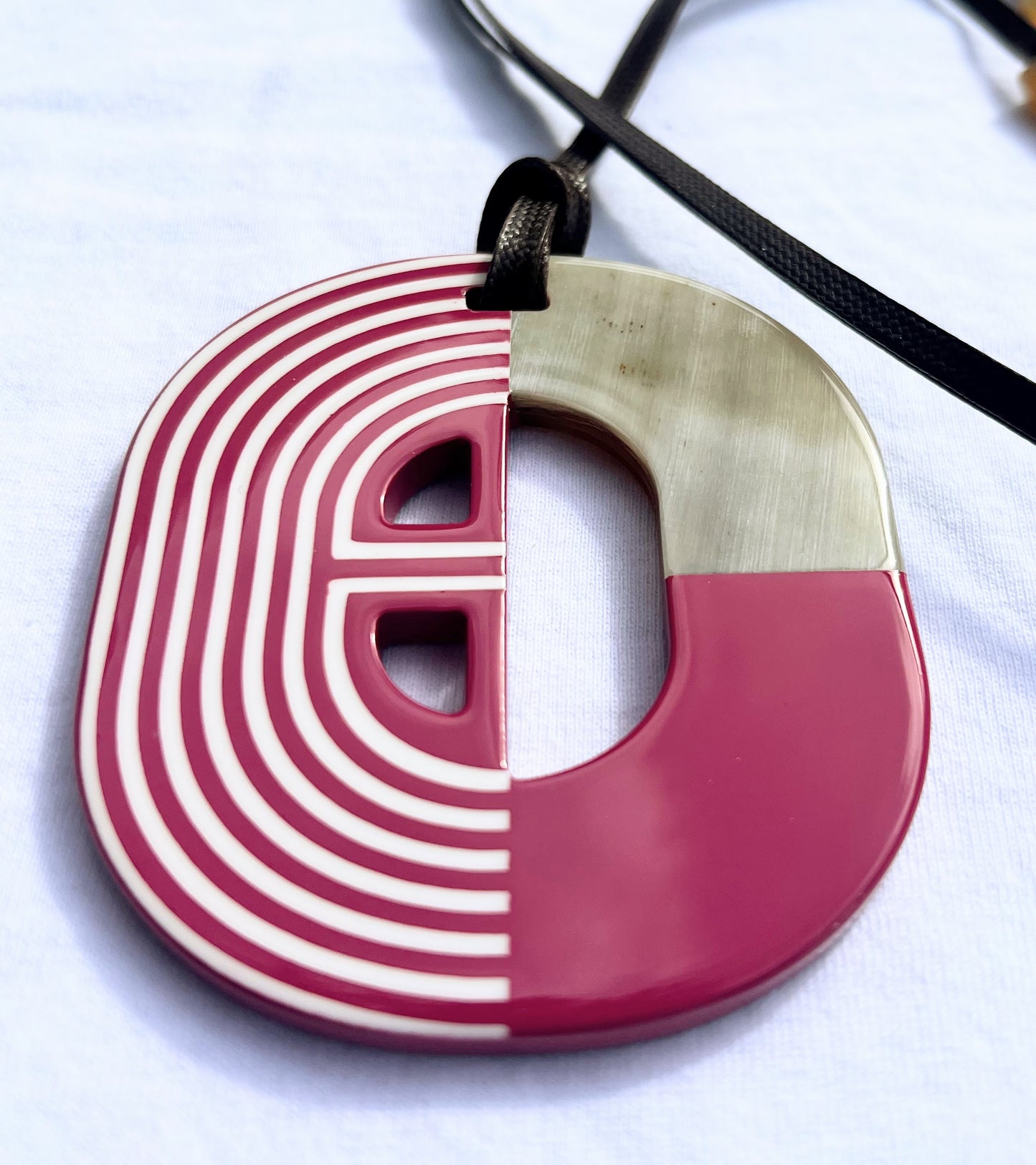 Chacha d'amour | pendentif en corne laqué graphique
