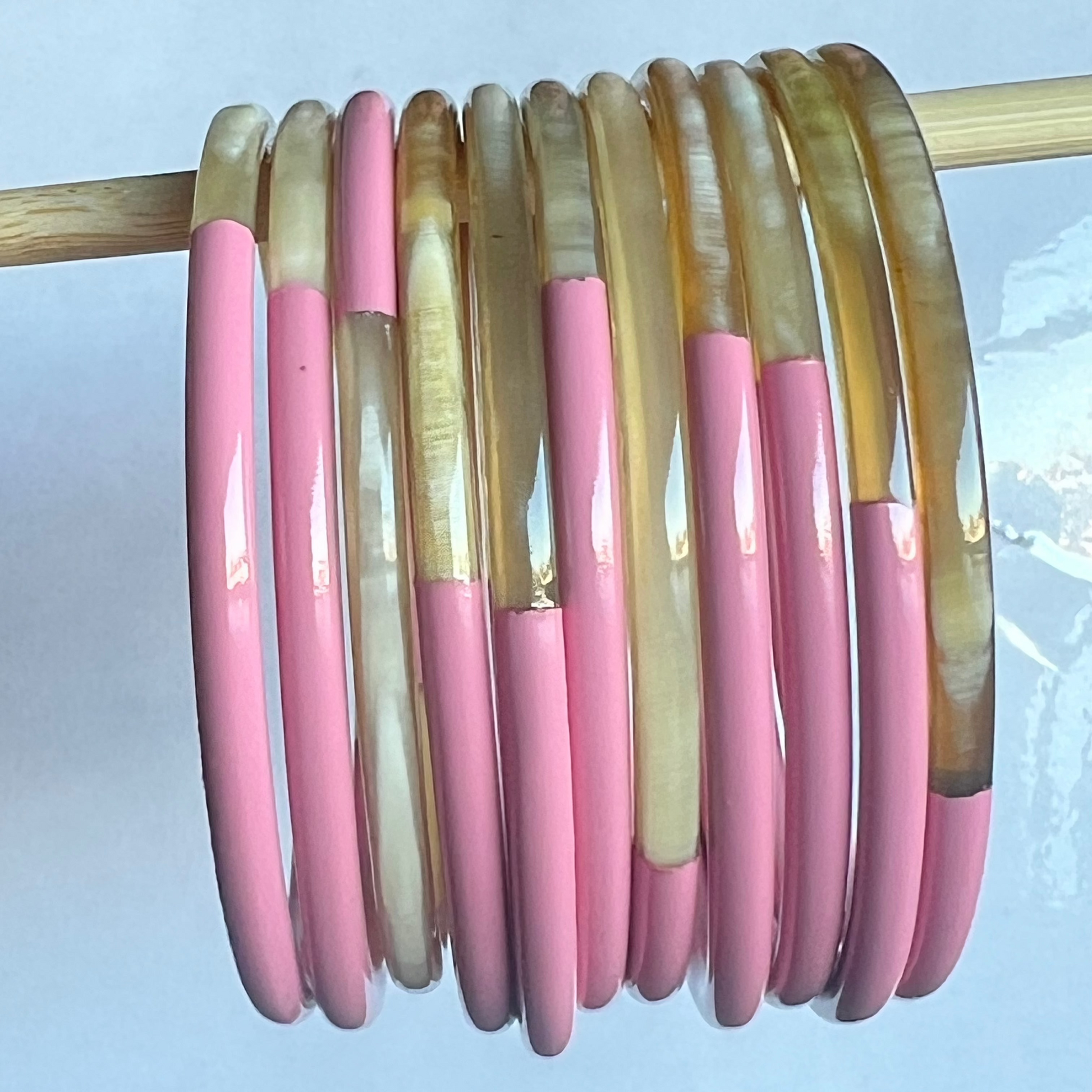Ajoutez une touche d'élégance à votre collection de bijoux avec le sublime jonc laqué en corne naturelle "Chacha d'Amour". Ce bracelet unique, d'une délicate teinte Sea Pink, allie artisanat traditionnel et modernité, offrant une pièce d'exception pour toutes les occasions. Fabriqué à partir de corne 100% naturelle, chaque jonc est soigneusement travaillé à la main, garantissant ainsi un design original et authentique. Que ce soit pour un look quotidien ou une occasion spéciale, le jonc "Chacha d'Amour" 
