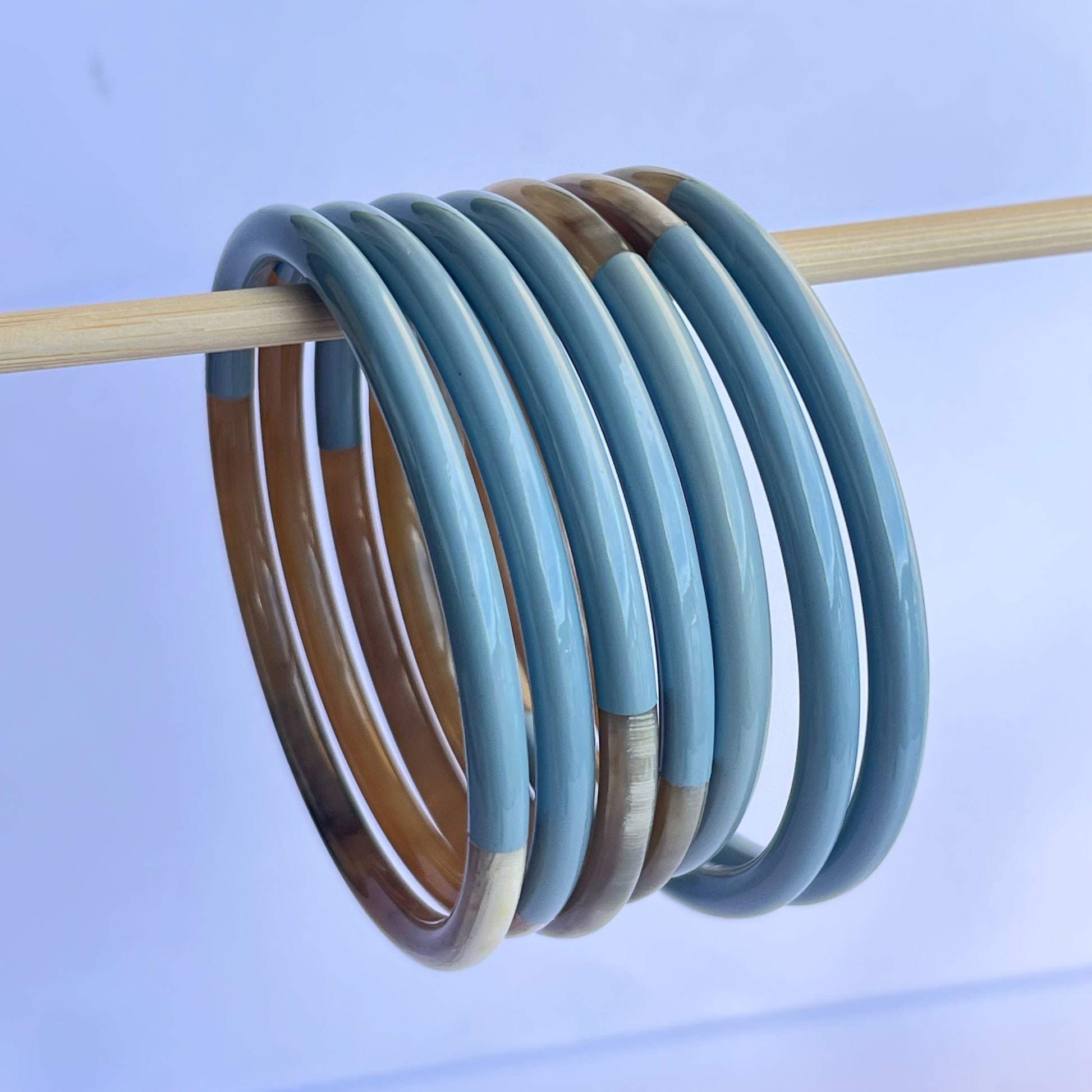 Ajoutez une touche d'élégance à votre collection de bijoux avec le sublime jonc laqué en corne naturelle "Chacha d'Amour". Ce bracelet unique, d'une délicate teinte BLEU CIEL, allie artisanat traditionnel et modernité, offrant une pièce d'exception pour toutes les occasions. Fabriqué à partir de corne 100% naturelle, chaque jonc est soigneusement travaillé à la main, garantissant ainsi un design original et authentique. Que ce soit pour un look quotidien ou une occasion spéciale, le jonc "Chacha d'Amour" 