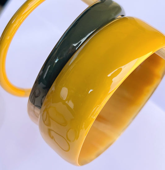 Ajoutez une touche d'élégance à votre collection de bijoux avec le sublime jonc laqué en corne naturelle "Chacha d'Amour". Ce bracelet unique, d'une délicate teinte brun moutarde , allie artisanat traditionnel et modernité, offrant une pièce d'exception pour toutes les occasions. Fabriqué à partir de corne 100% naturelle, chaque jonc est soigneusement travaillé à la main, garantissant ainsi un design original et authentique. Que ce soit pour un look quotidien ou une occasion spéciale.