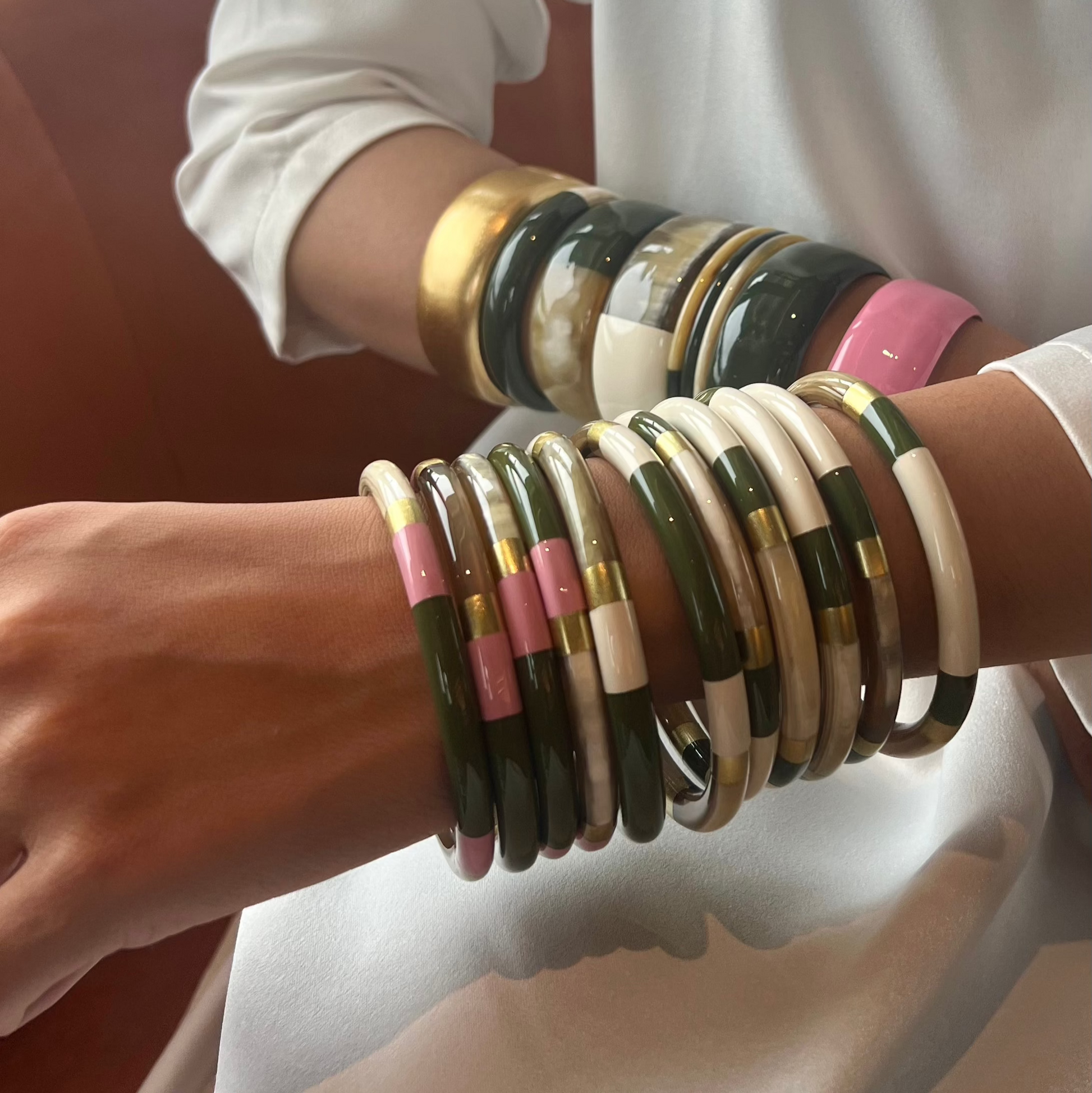 Ajoutez une touche d'élégance à votre collection de bijoux avec le sublime jonc laqué en corne naturelle "Chacha d'Amour". Ce bracelet unique, d'une délicate teinte MULTICOLORE, allie artisanat traditionnel et modernité, offrant une pièce d'exception pour toutes les occasions. Fabriqué à partir de corne 100% naturelle, chaque jonc est soigneusement travaillé à la main, garantissant ainsi un design original et authentique. Que ce soit pour un look quotidien ou une occasion spéciale, le jonc "Chacha d'Amour"
