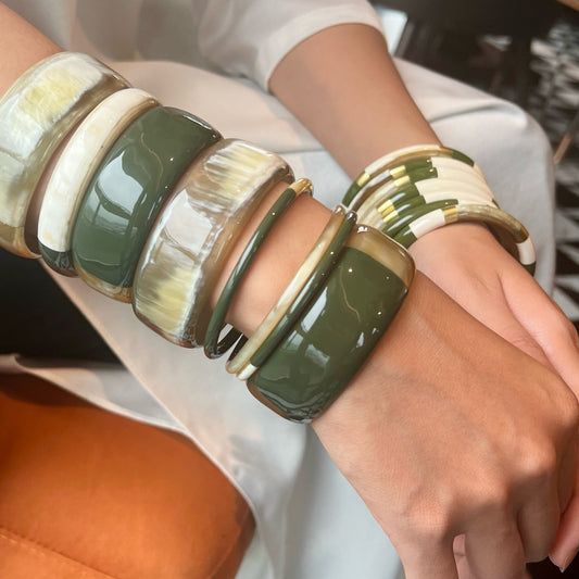 
Découvrez le jonc laqué en corne naturelle "Chacha d'Amour", une pièce artisanale unique qui allie élégance et mode contemporaine. Fabriqué à partir de corne 100 % naturelle, ce bracelet en magnifique teinte kaki offre une légèreté exceptionnelle et une durabilité remarquable. Chaque jonc est soigneusement confectionné à la main, garantissant que vous portez un bijou authentique et original.

Idéal pour toutes les occasions, le "Chacha d'Amour" ajoute une touche de sophistication à n'importe quel style.