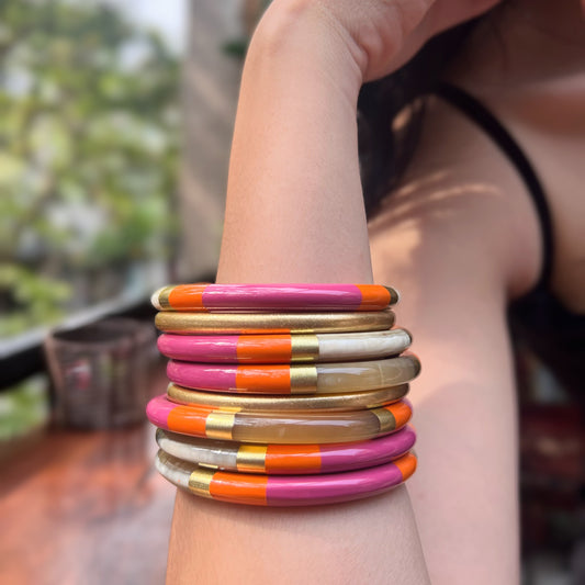 Ajoutez une touche d'élégance à votre collection de bijoux avec le sublime jonc laqué en corne naturelle "Chacha d'Amour". Ce bracelet unique, d'une délicate teinte MULTICOLORE, allie artisanat traditionnel et modernité, offrant une pièce d'exception pour toutes les occasions. Fabriqué à partir de corne 100% naturelle, chaque jonc est soigneusement travaillé à la main, garantissant ainsi un design original et authentique. Que ce soit pour un look quotidien ou une occasion spéciale, le jonc "Chacha d'Amour" 