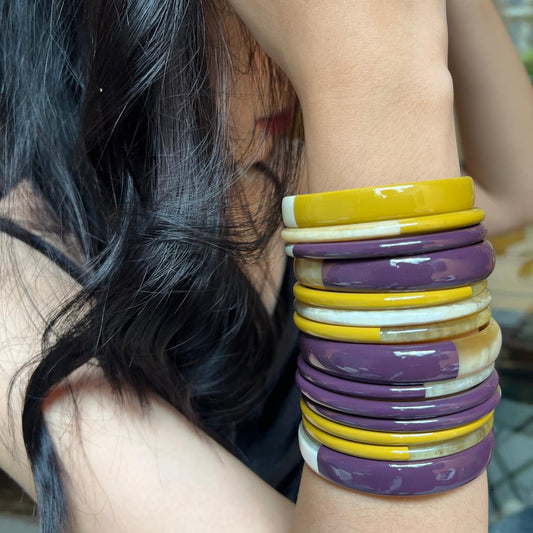 Ajoutez une touche d'élégance à votre collection de bijoux avec le sublime jonc laqué en corne naturelle "Chacha d'Amour". Ce bracelet unique, d'une délicate teinte PRUNE , allie artisanat traditionnel et modernité, offrant une pièce d'exception pour toutes les occasions. Fabriqué à partir de corne 100% naturelle, chaque jonc est soigneusement travaillé à la main, garantissant ainsi un design original et authentique. Que ce soit pour un look quotidien ou une occasion spéciale.