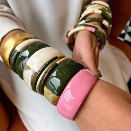 Ajoutez une touche d'élégance à votre collection de bijoux avec le sublime jonc laqué en corne naturelle "Chacha d'Amour". Ce bracelet unique, d'une délicate teinte Sea Pink, allie artisanat traditionnel et modernité, offrant une pièce d'exception pour toutes les occasions. Fabriqué à partir de corne 100% naturelle, chaque jonc est soigneusement travaillé à la main, garantissant ainsi un design original et authentique. Que ce soit pour un look quotidien ou une occasion spéciale, le jonc "Chacha d'Amour" 