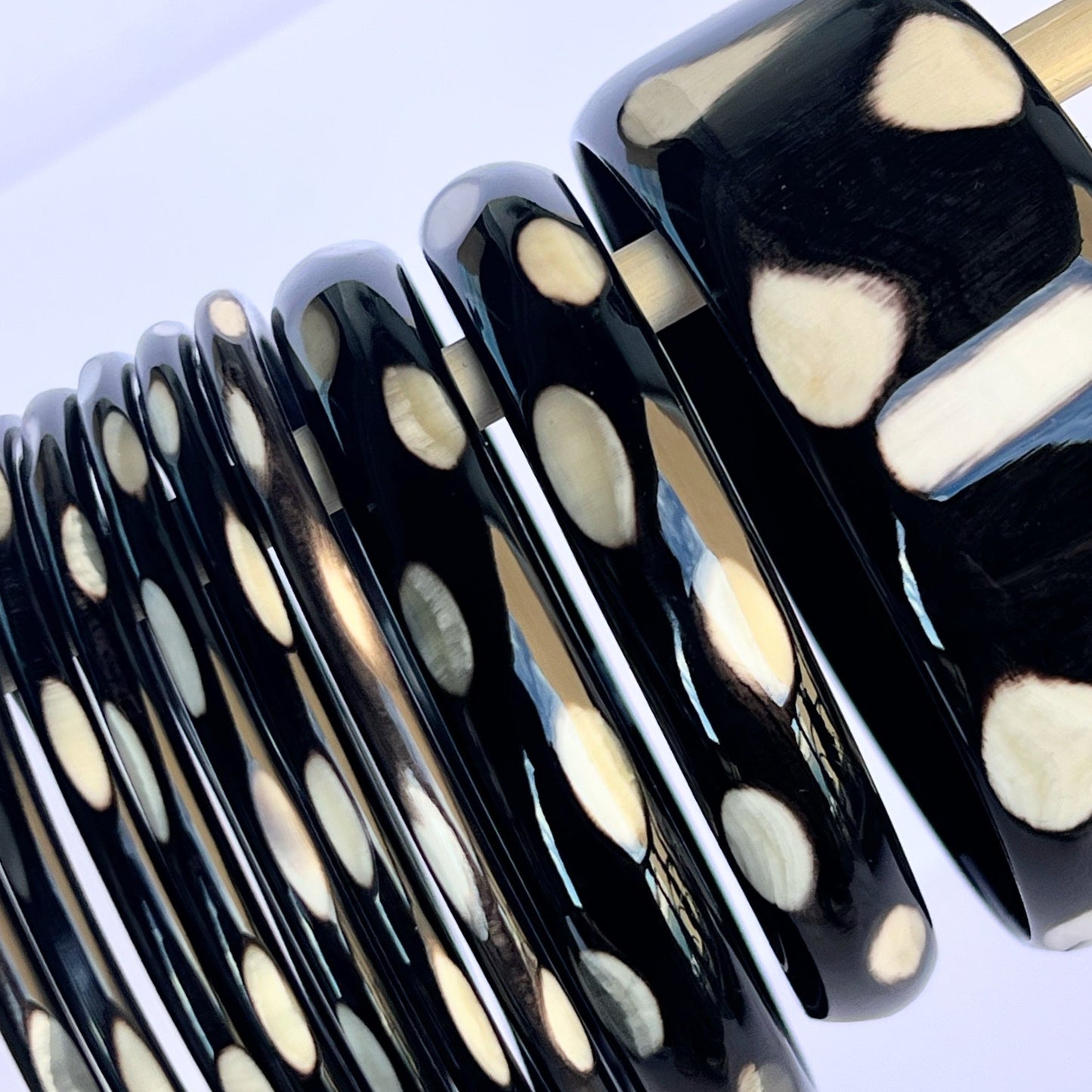 Découvrez le jonc laqué en corne naturelle "Chacha d'Amour", une pièce unique qui allie artisanat et mode. Ce bracelet, avec sa magnifique zébré est fabriqué à partir de corne 100 % naturelle, ce qui lui confère à la fois légèreté et durabilité. Chaque jonc est soigneusement confectionné à la main, garantissant que vous portez un bijou authentique et original.

Idéal pour toutes les occasions, le "Chacha d'Amour" apporte une touche de sophistication à votre style, qu'il s'agisse d'une tenue décontractée ou 