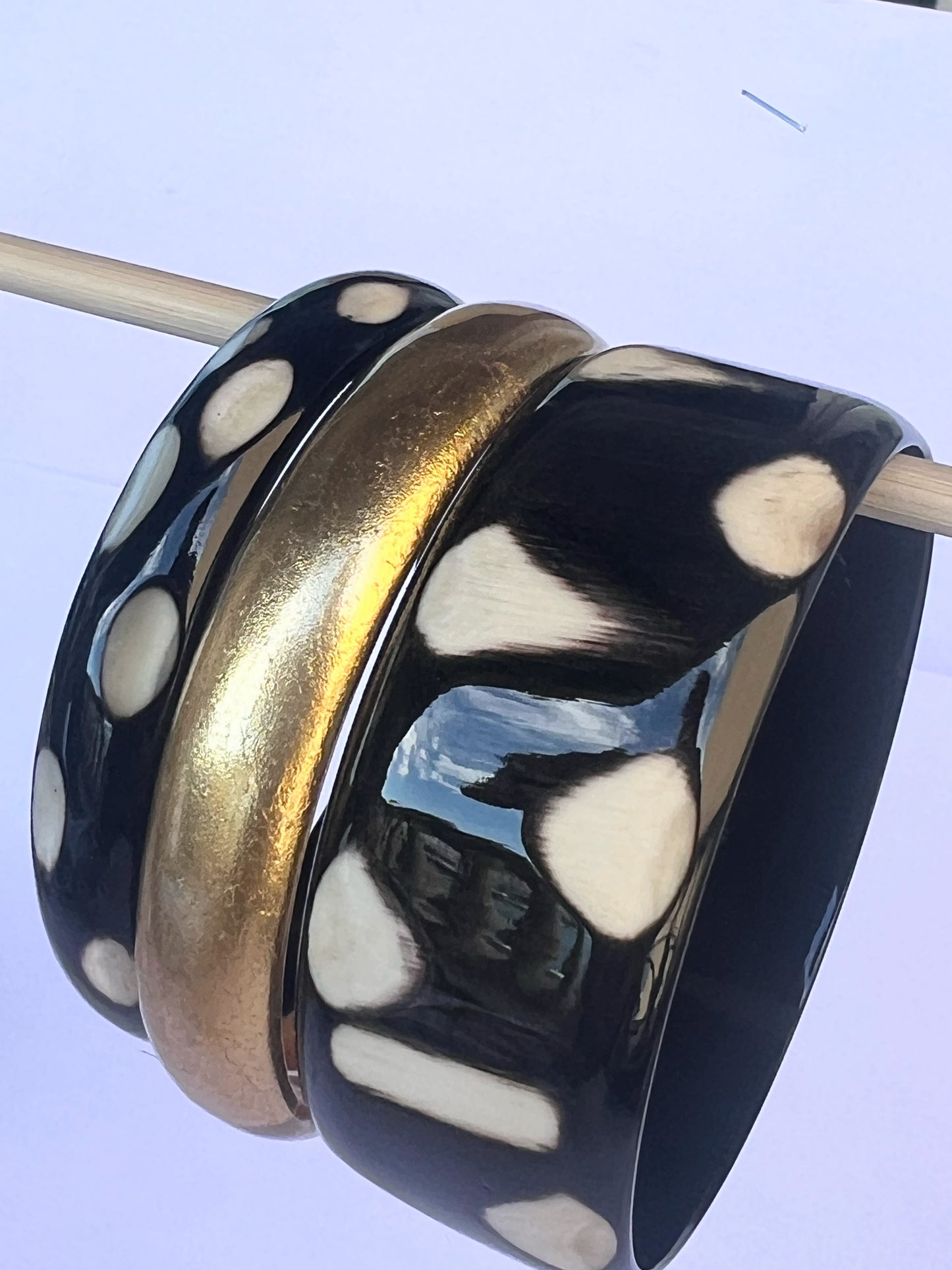 Découvrez le jonc laqué en corne naturelle "Chacha d'Amour", une pièce unique qui allie artisanat et mode. Ce bracelet, avec sa magnifique zébré est fabriqué à partir de corne 100 % naturelle, ce qui lui confère à la fois légèreté et durabilité. Chaque jonc est soigneusement confectionné à la main, garantissant que vous portez un bijou authentique et original.

Idéal pour toutes les occasions, le "Chacha d'Amour" apporte une touche de sophistication à votre style, qu'il s'agisse d'une tenue décontractée ou 