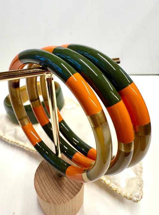 Bracelet rigide artisanal en corne, multicolore et doré. Bijou élégant et durable fabriqué à la main au Vietnam par chachadamour .  idéal pour un style chic et intemporel. Accessoire mode conçu avec des matières naturelles.