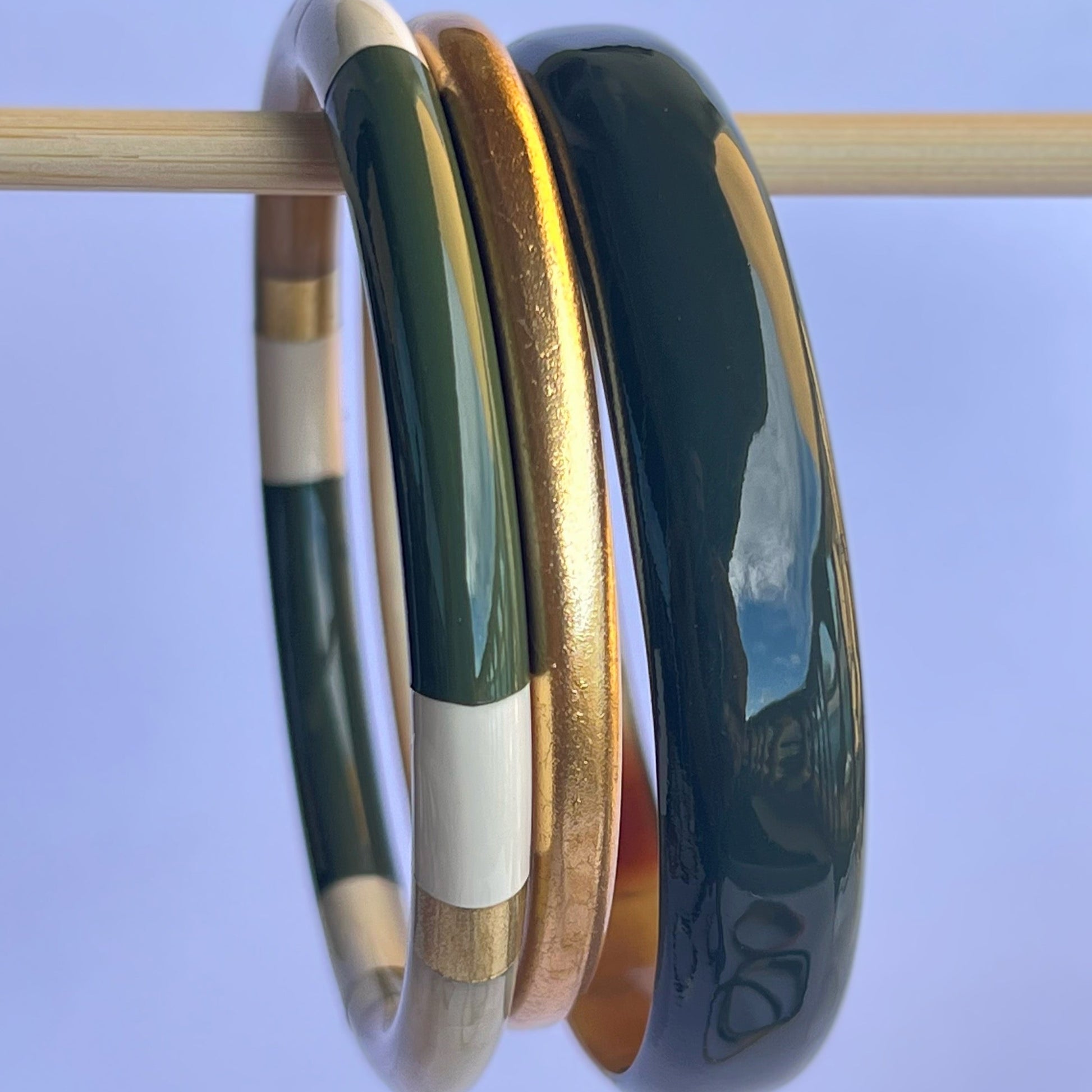 
Découvrez le jonc laqué en corne naturelle "Chacha d'Amour", une pièce artisanale unique qui allie élégance et mode contemporaine. Fabriqué à partir de corne 100 % naturelle, ce bracelet en magnifique teinte kaki offre une légèreté exceptionnelle et une durabilité remarquable. Chaque jonc est soigneusement confectionné à la main, garantissant que vous portez un bijou authentique et original.

Idéal pour toutes les occasions, le "Chacha d'Amour" ajoute une touche de sophistication à n'importe quel style.