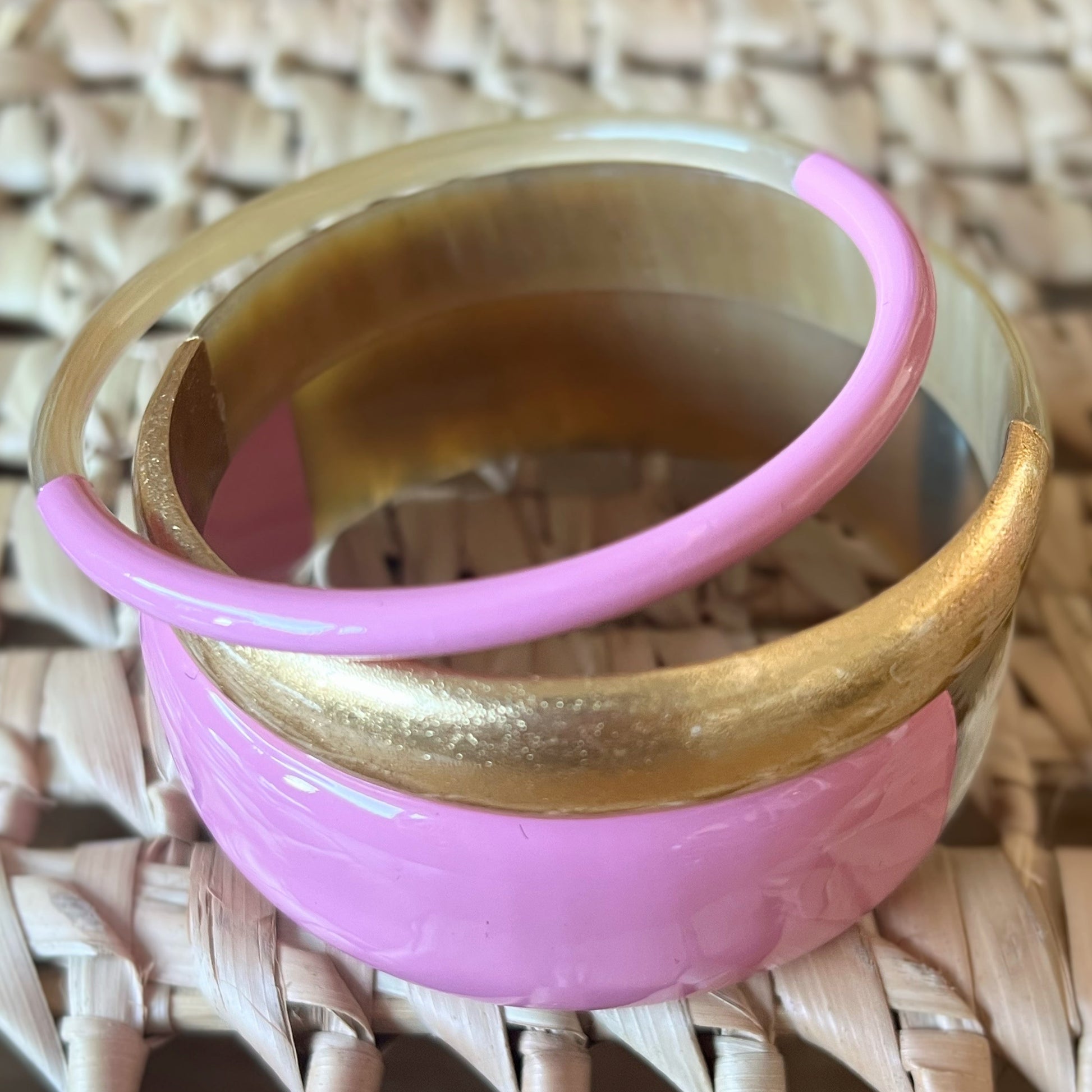 Ajoutez une touche d'élégance à votre collection de bijoux avec le sublime jonc laqué en corne naturelle "Chacha d'Amour". Ce bracelet unique, d'une délicate teinte Sea Pink, allie artisanat traditionnel et modernité, offrant une pièce d'exception pour toutes les occasions. Fabriqué à partir de corne 100% naturelle, chaque jonc est soigneusement travaillé à la main, garantissant ainsi un design original et authentique. Que ce soit pour un look quotidien ou une occasion spéciale, le jonc "Chacha d'Amour" 