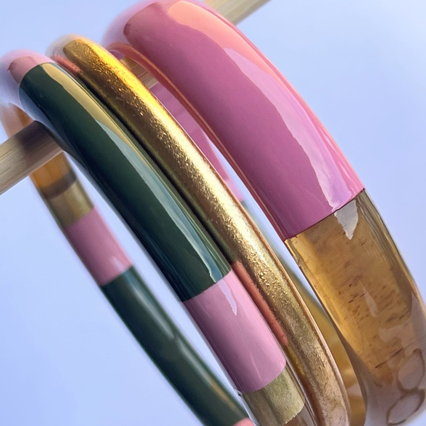 Ajoutez une touche d'élégance à votre collection de bijoux avec le sublime jonc laqué en corne naturelle "Chacha d'Amour". Ce bracelet unique, d'une délicate teinte Sea Pink, allie artisanat traditionnel et modernité, offrant une pièce d'exception pour toutes les occasions. Fabriqué à partir de corne 100% naturelle, chaque jonc est soigneusement travaillé à la main, garantissant ainsi un design original et authentique. Que ce soit pour un look quotidien ou une occasion spéciale, le jonc "Chacha d'Amour" 