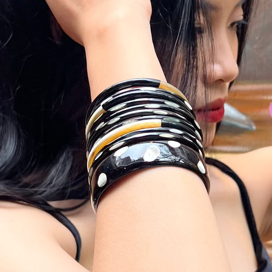 Découvrez le jonc laqué en corne naturelle "Chacha d'Amour", une pièce unique qui allie artisanat et mode. Ce bracelet, avec sa magnifique zébré est fabriqué à partir de corne 100 % naturelle, ce qui lui confère à la fois légèreté et durabilité. Chaque jonc est soigneusement confectionné à la main, garantissant que vous portez un bijou authentique et original.

Idéal pour toutes les occasions, le "Chacha d'Amour" apporte une touche de sophistication à votre style, qu'il s'agisse d'une tenue décontractée ou 