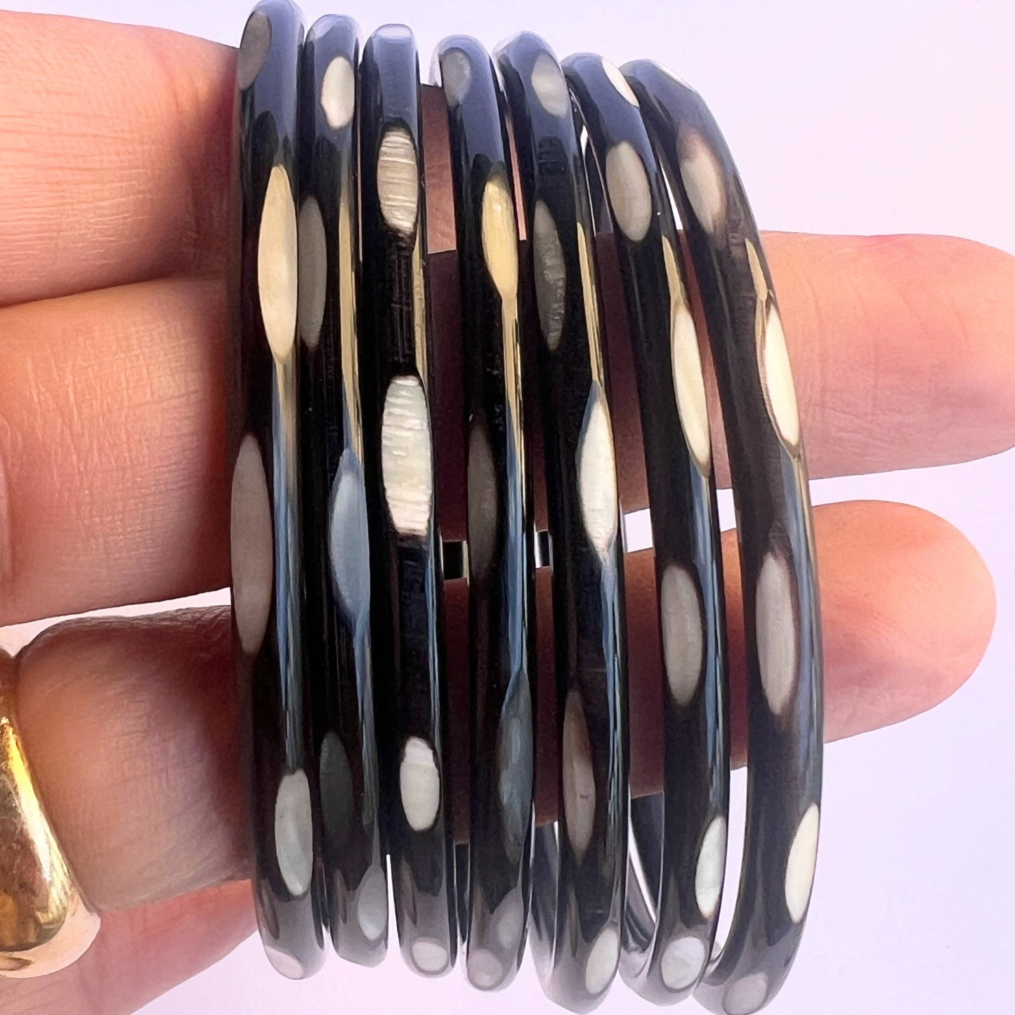 Découvrez le jonc laqué en corne naturelle "Chacha d'Amour", une pièce unique qui allie artisanat et mode. Ce bracelet, avec sa magnifique zébré est fabriqué à partir de corne 100 % naturelle, ce qui lui confère à la fois légèreté et durabilité. Chaque jonc est soigneusement confectionné à la main, garantissant que vous portez un bijou authentique et original.

Idéal pour toutes les occasions, le "Chacha d'Amour" apporte une touche de sophistication à votre style, qu'il s'agisse d'une tenue décontractée ou 