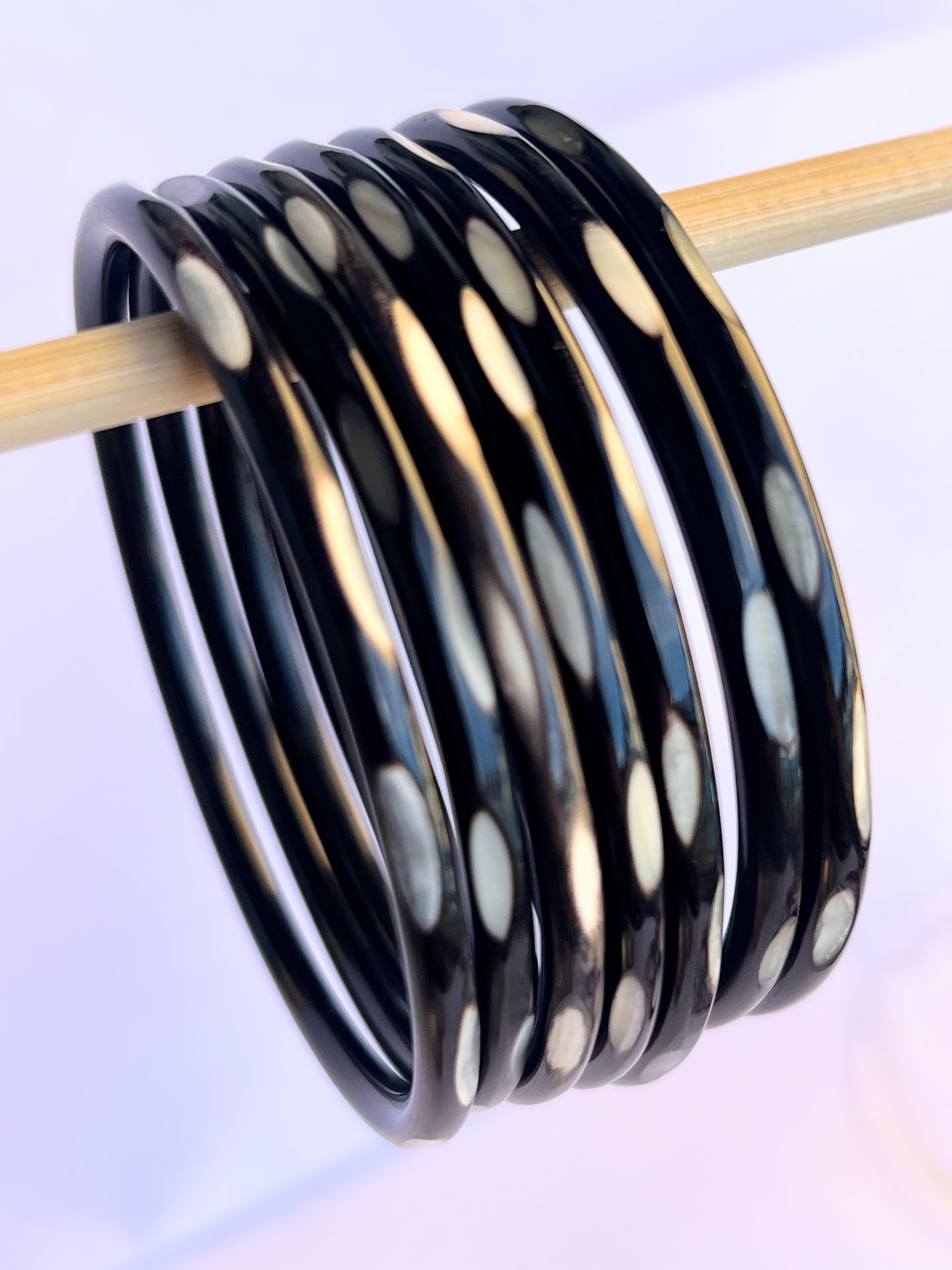 Découvrez le jonc laqué en corne naturelle "Chacha d'Amour", une pièce unique qui allie artisanat et mode. Ce bracelet, avec sa magnifique zébré est fabriqué à partir de corne 100 % naturelle, ce qui lui confère à la fois légèreté et durabilité. Chaque jonc est soigneusement confectionné à la main, garantissant que vous portez un bijou authentique et original.

Idéal pour toutes les occasions, le "Chacha d'Amour" apporte une touche de sophistication à votre style, qu'il s'agisse d'une tenue décontractée ou 
